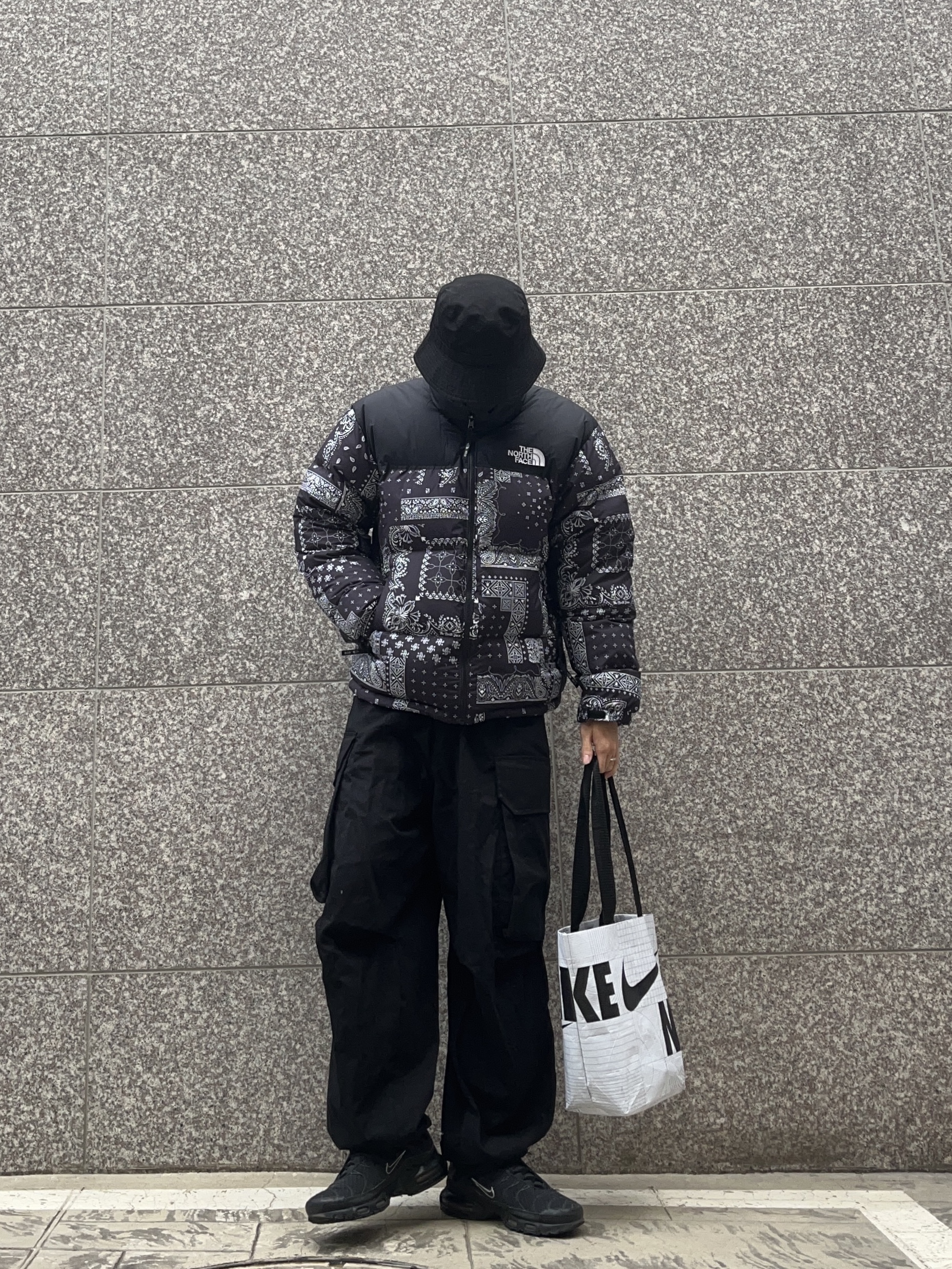 The North Face 1996 Novelty Nuptse Jacket Real Black, Nike Air Max Plus Triple Black 착용 스타일 - 2