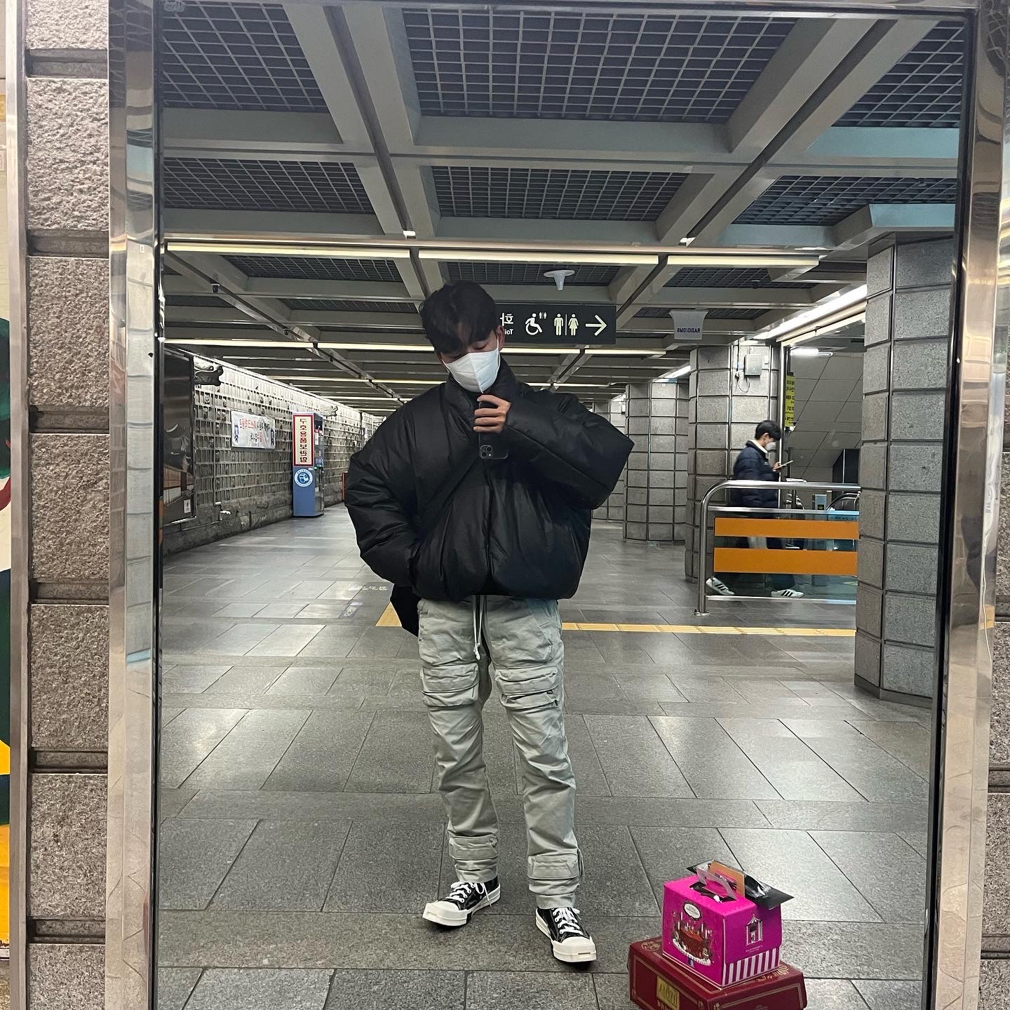Yeezy Gap Round Jacket Black, Converse x Drkshdw Turbodrk Chuck 70 Hi Black Lacquered Denim 착용 스타일