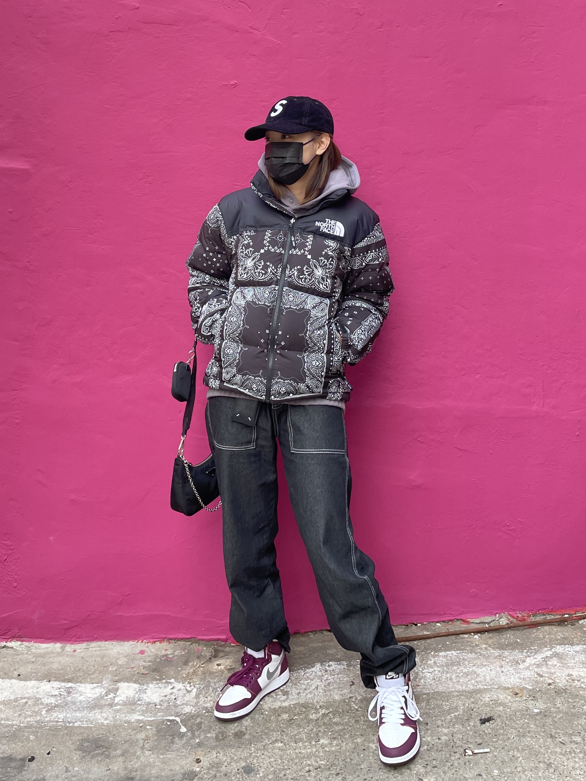 The North Face 1996 Novelty Nuptse Jacket Real Black - 21FW, Prada Re-Edition 2005 Re-Nylon Shoulder Bag Black 착용 스타일 - 1