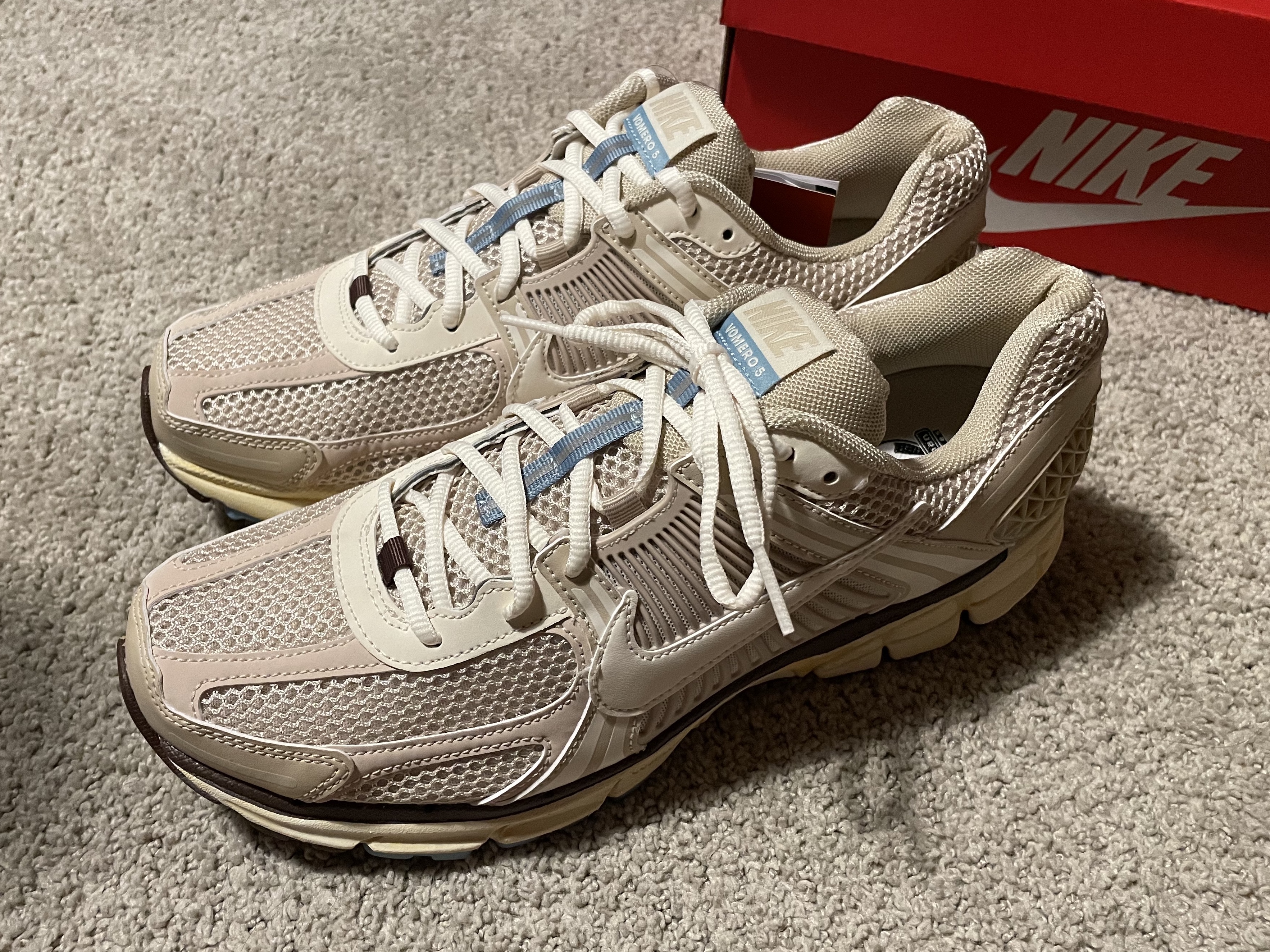 (W) Nike Zoom Vomero 5 Oatmeal 착용 스타일 - 1