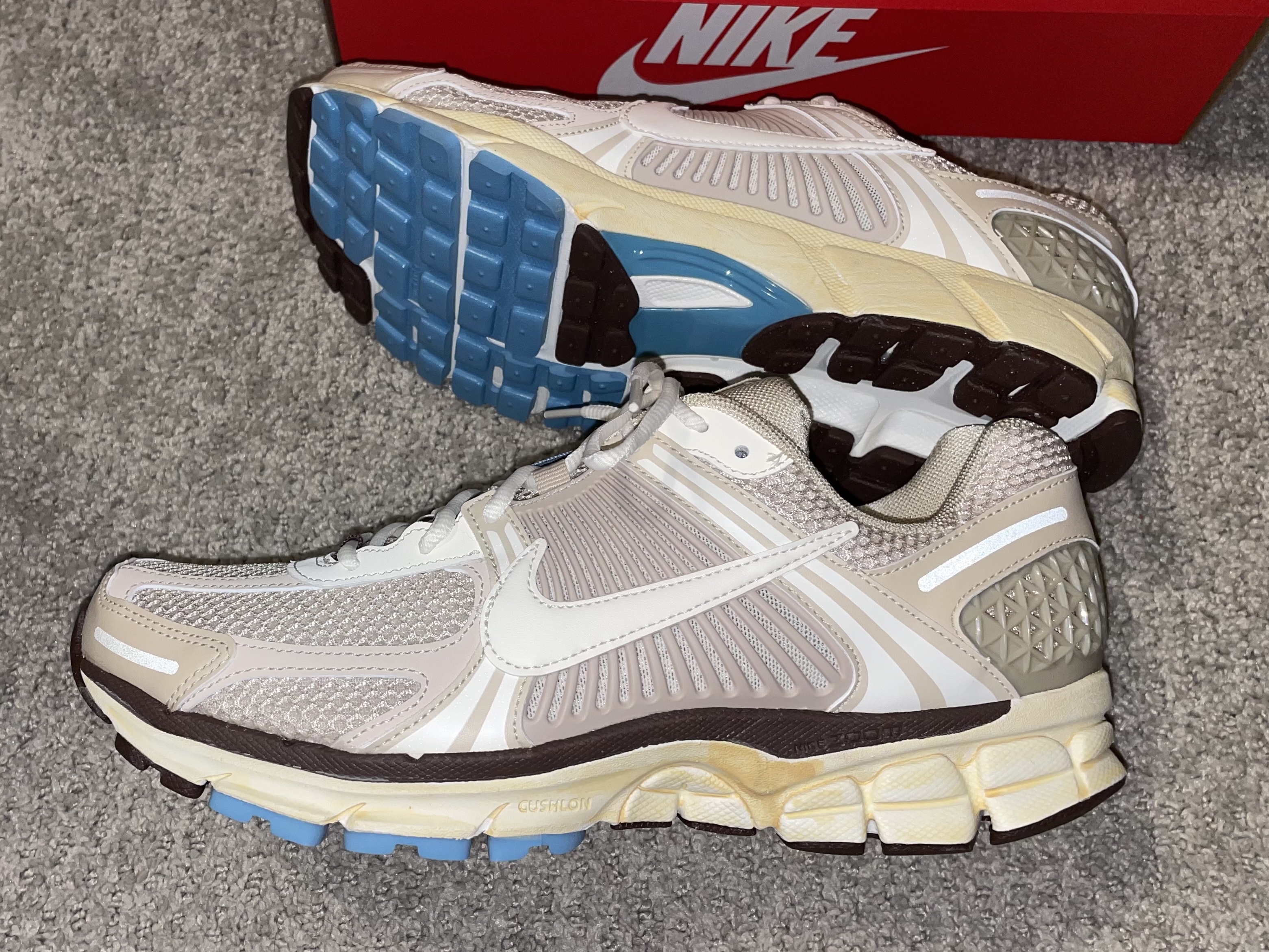 (W) Nike Zoom Vomero 5 Oatmeal 착용 스타일 - 3