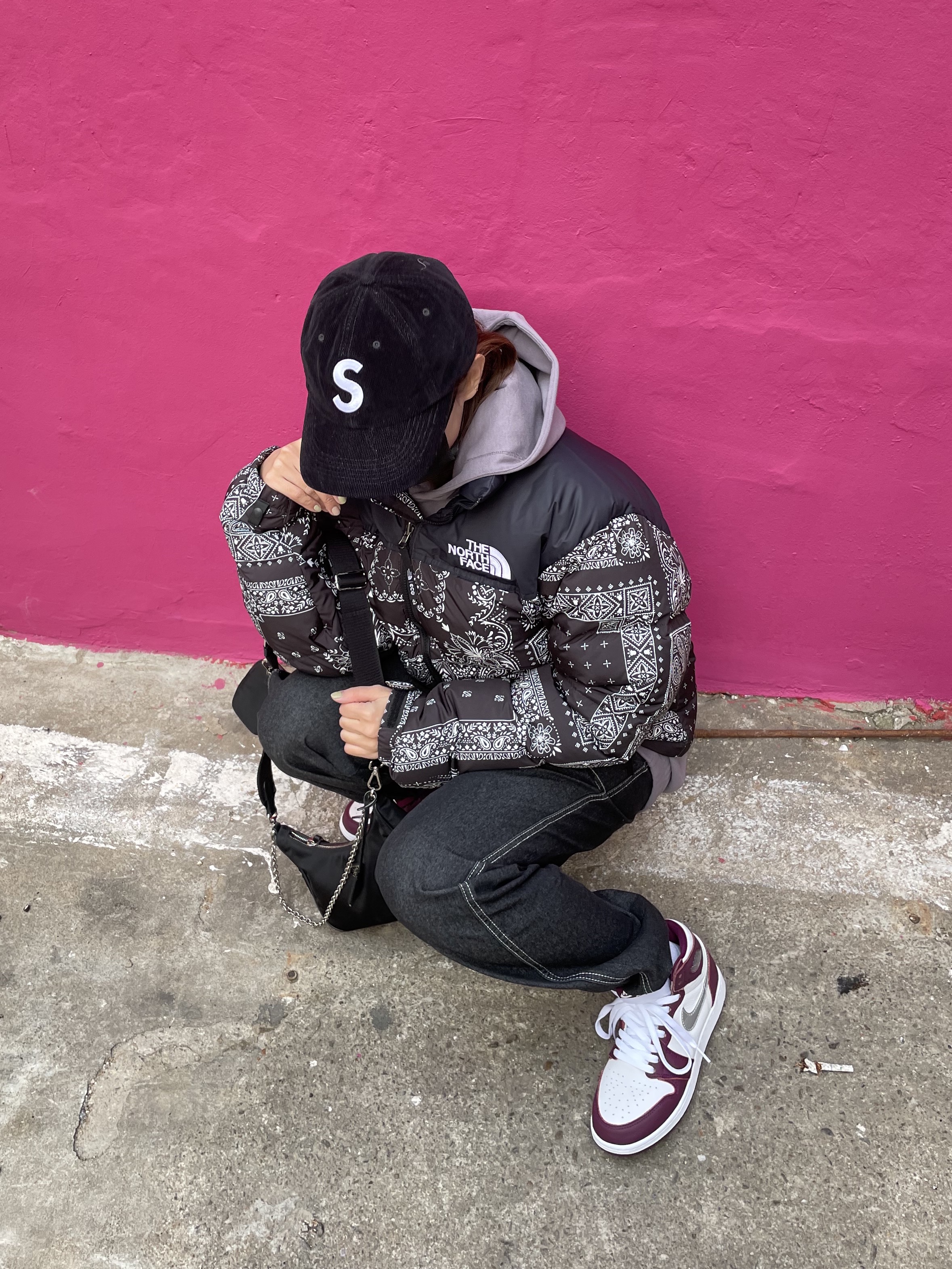 The North Face 1996 Novelty Nuptse Jacket Real Black - 21FW, Prada Re-Edition 2005 Re-Nylon Shoulder Bag Black 착용 스타일 - 2