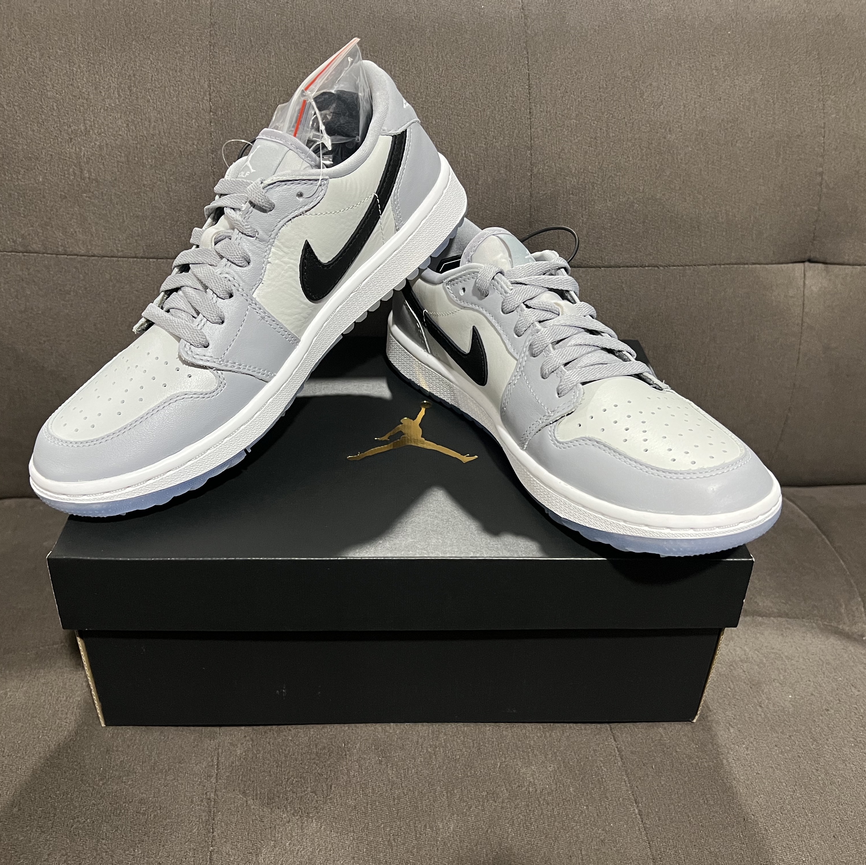 Jordan 1 Low Golf Wolf Grey, Apple AirPods Max Lightning Silver (Korean Ver.) 착용 스타일 - 2