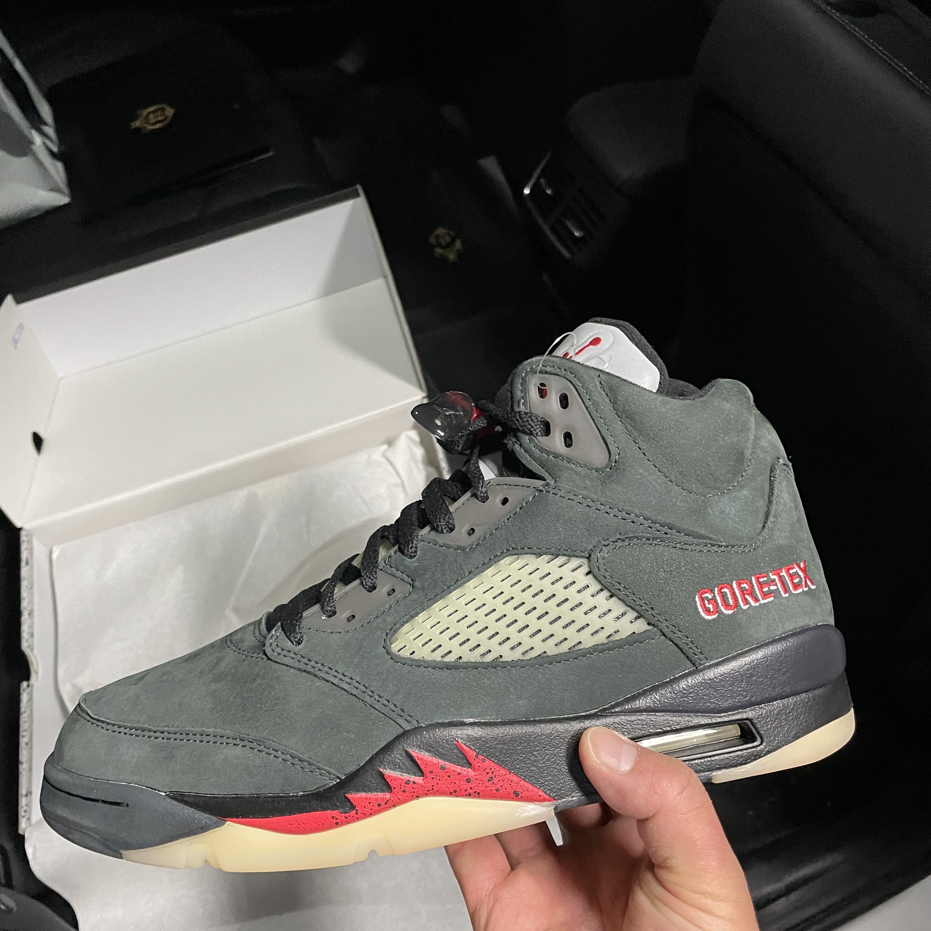 (W) Jordan 5 Retro Gore-Tex Off Noir Fire Red 착용 스타일