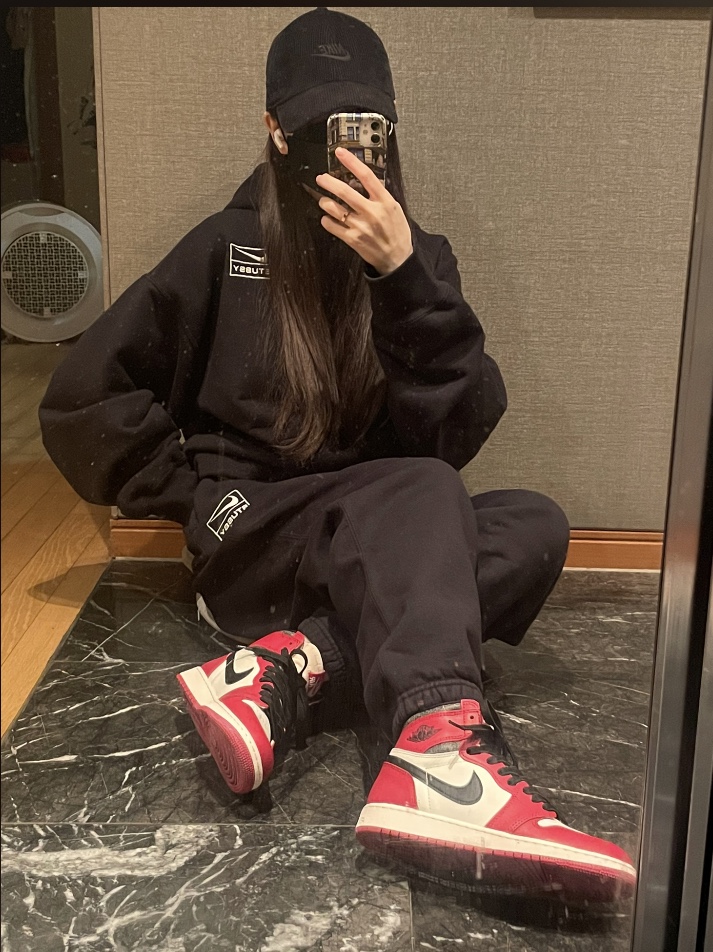 Nike x Stussy NRG RA Pullover Hoodie Dark Grey Heather (DJ9488-063), Nike x Stussy NRG RA Fleece Pants Dark Grey Heather (DJ9490-063) 착용 스타일 - 4