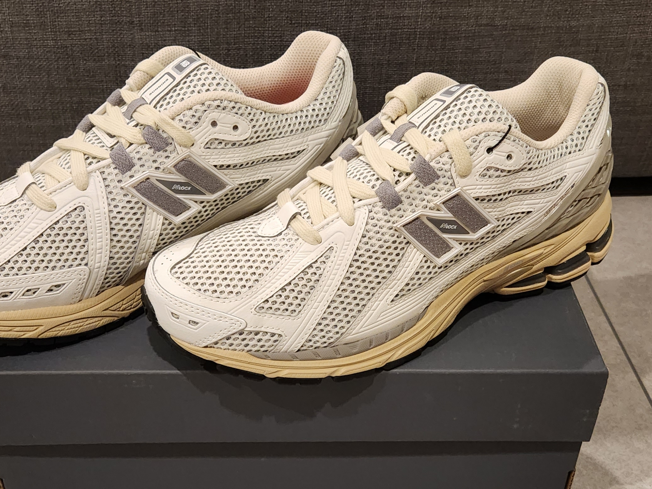 New Balance 1906R White Gray 착용 스타일