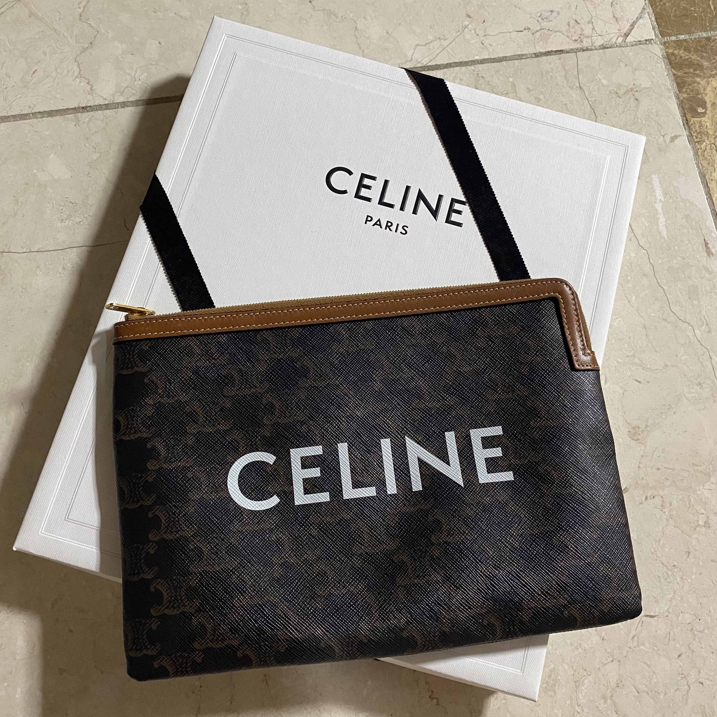 Celine Small Pouch in Triomphe Canvas and Lambskin Tan 착용 스타일