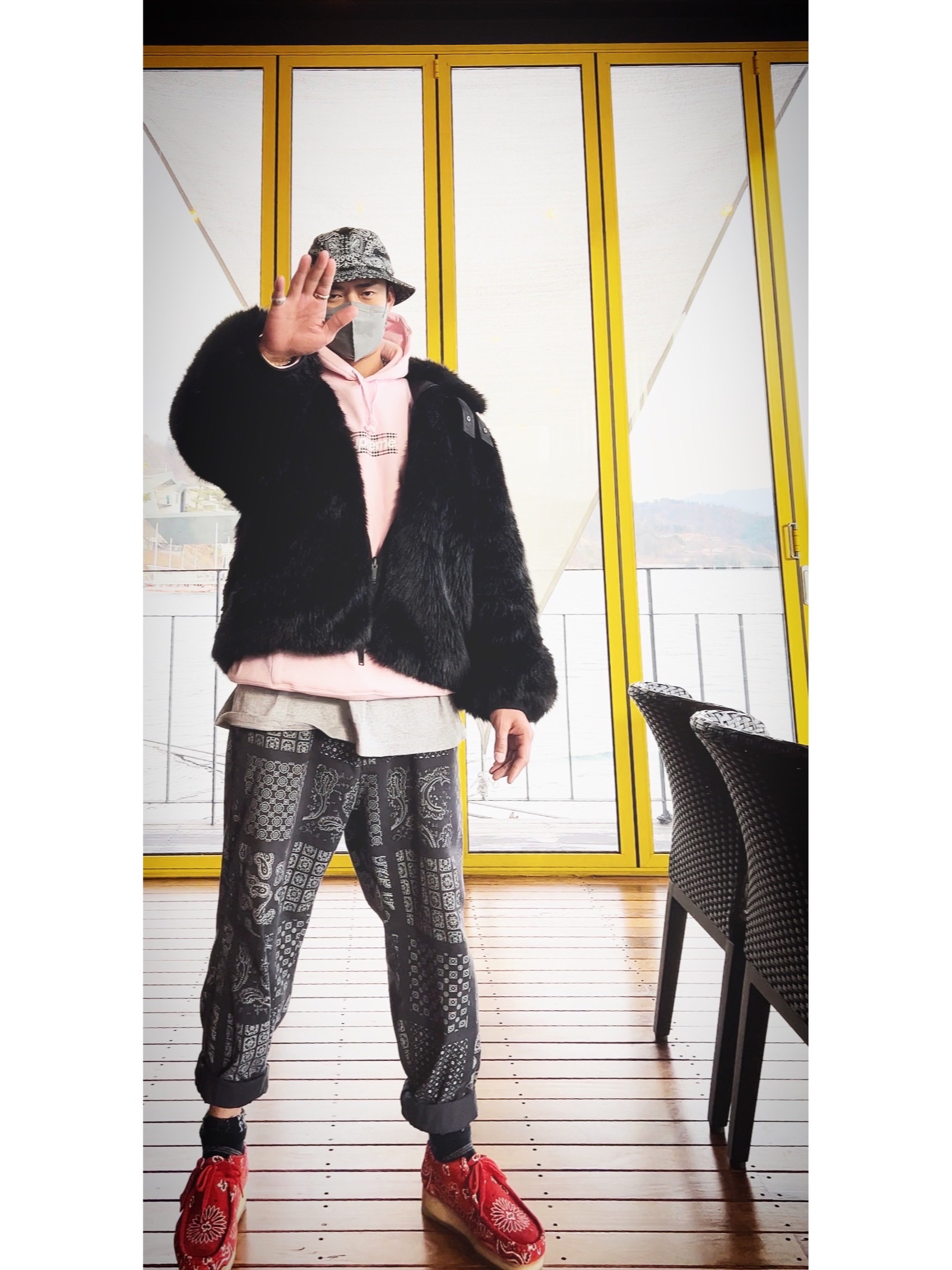 Supreme Bandana Crusher Black - 21SS, Supreme x Burberry Box Logo Hooded Sweatshirt Light Pink - 22SS 착용 스타일 - 3