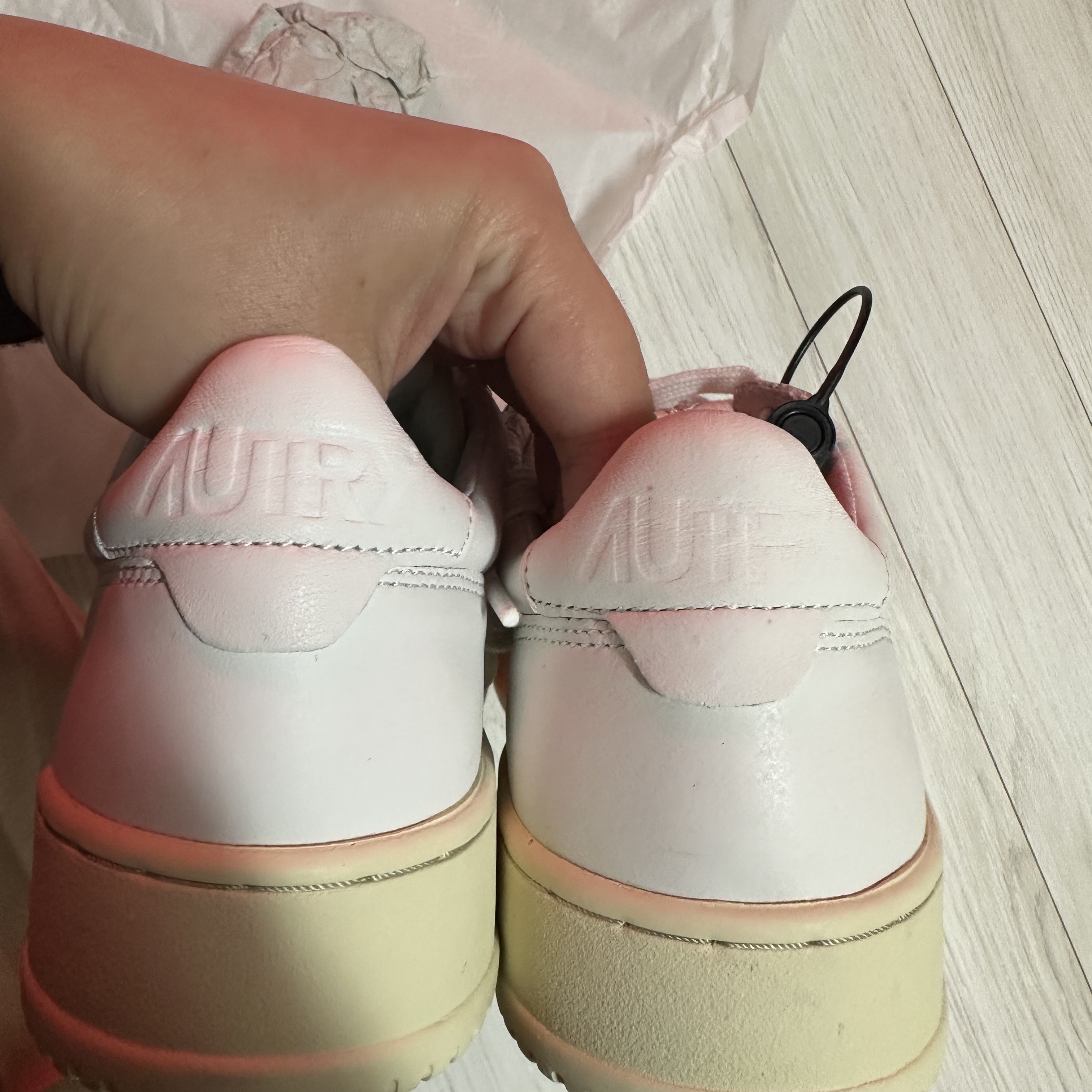 (W) Autry Medalist Low Goatskin Sneakers White 착용 스타일 - 2
