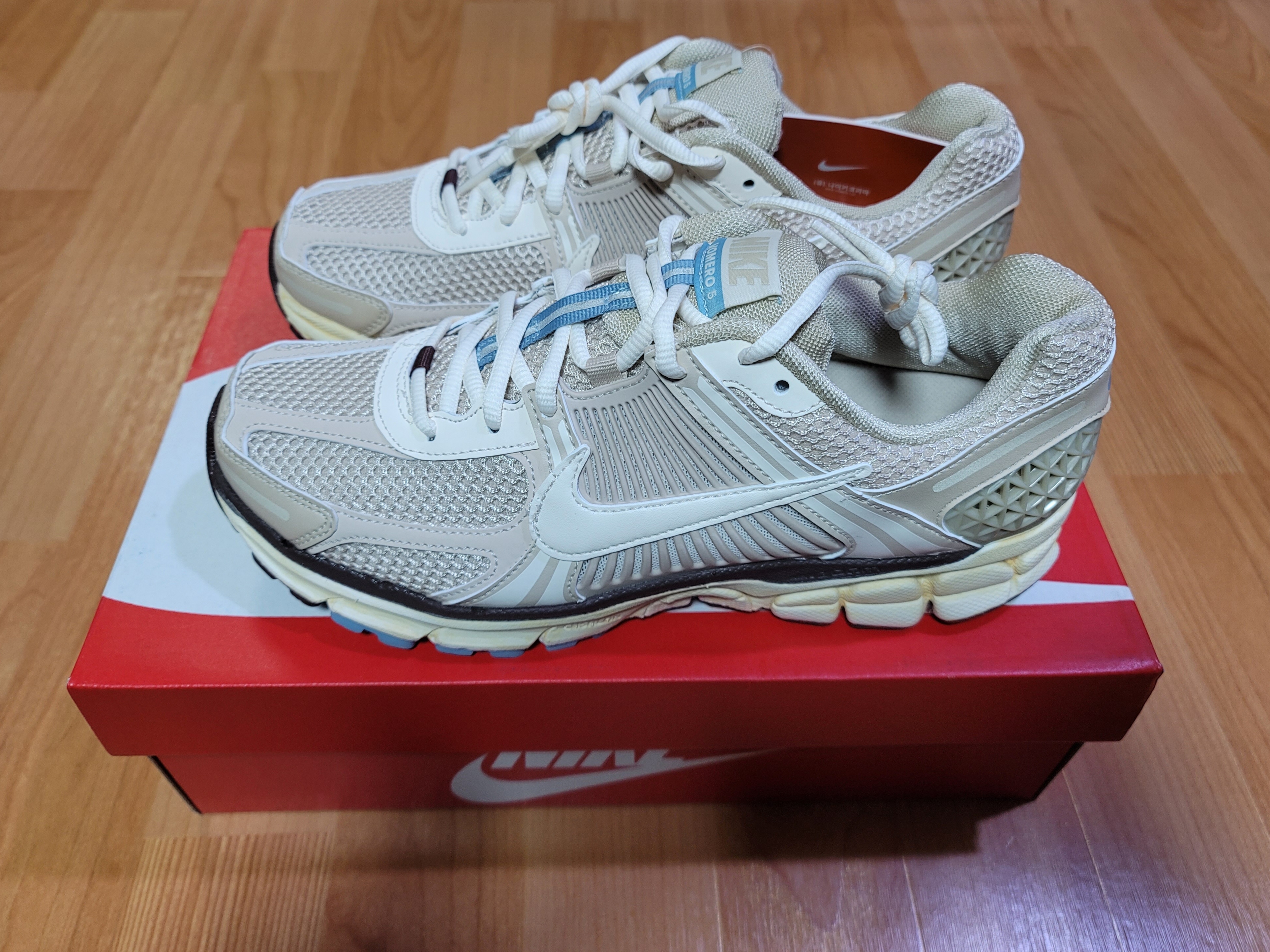 (W) Nike Zoom Vomero 5 Oatmeal 착용 스타일 - 2