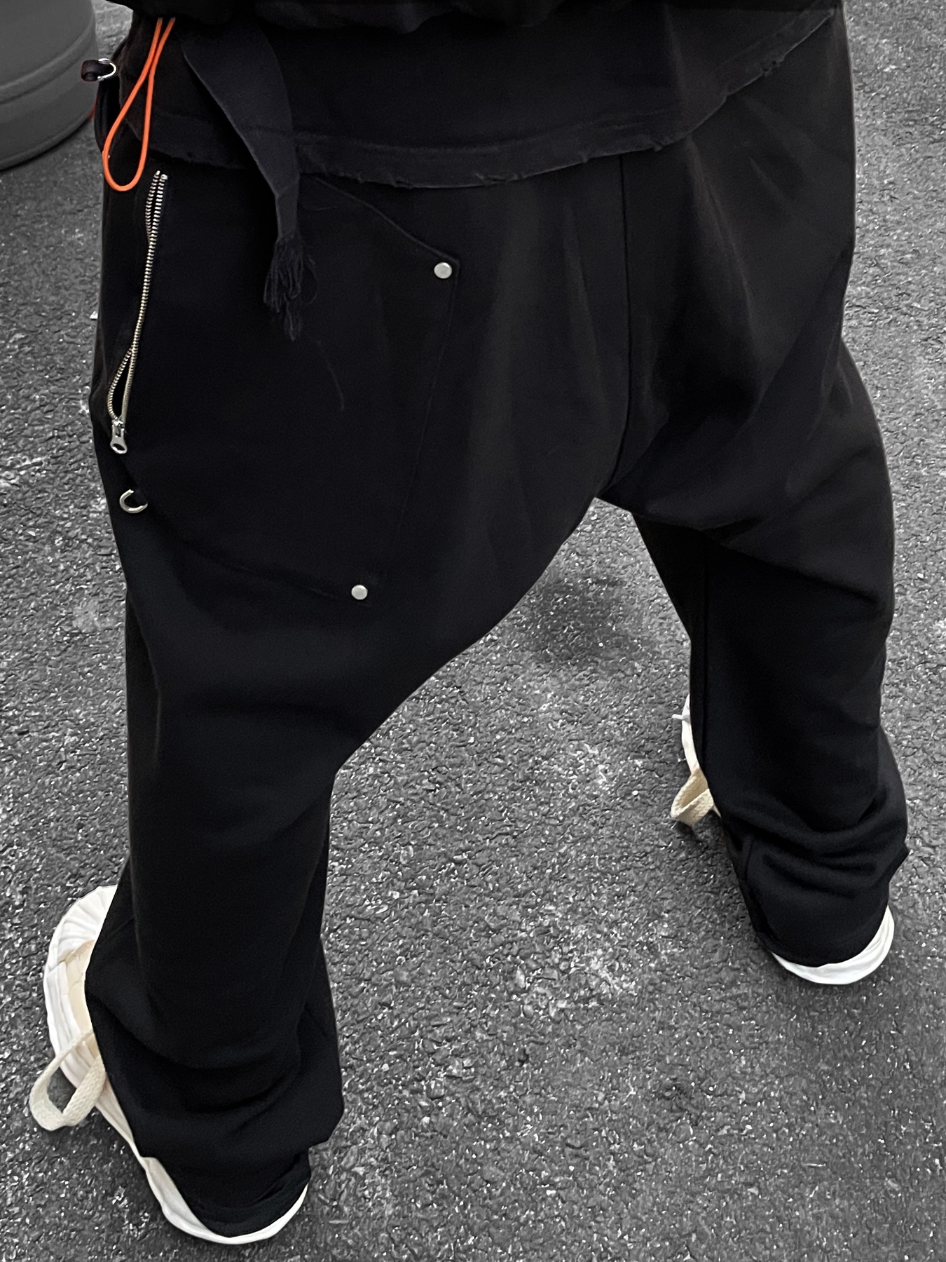 Maison Mihara Yasuhiro Blakey OG STC Sole Paper Like Leather Low-top Sneakers White 착용 스타일 - 3