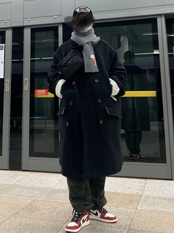 Jordan 1 Retro High OG Chicago 2022, Prada Re-Nylon and Brushed Leather Belt Bag Black 착용 스타일 - 2