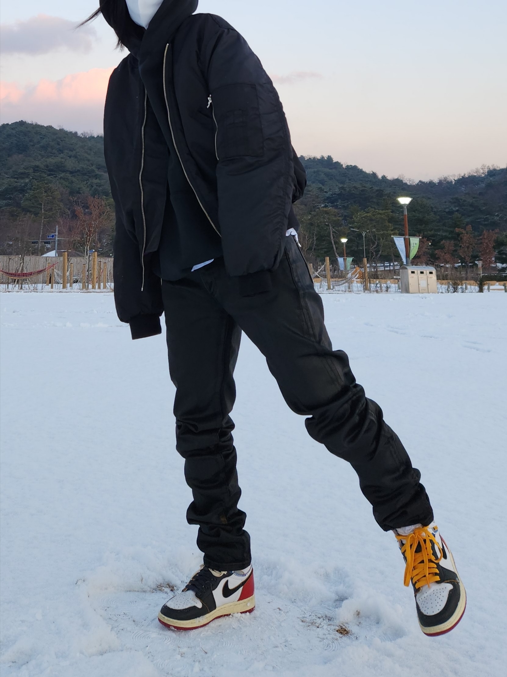 Undermycar Black Mamba Slim Fit Red Stitch Wax Coating Jeans Rumba Red - 22FW, Jordan 1 x Union Retro High Black Toe 착용 스타일 - 2