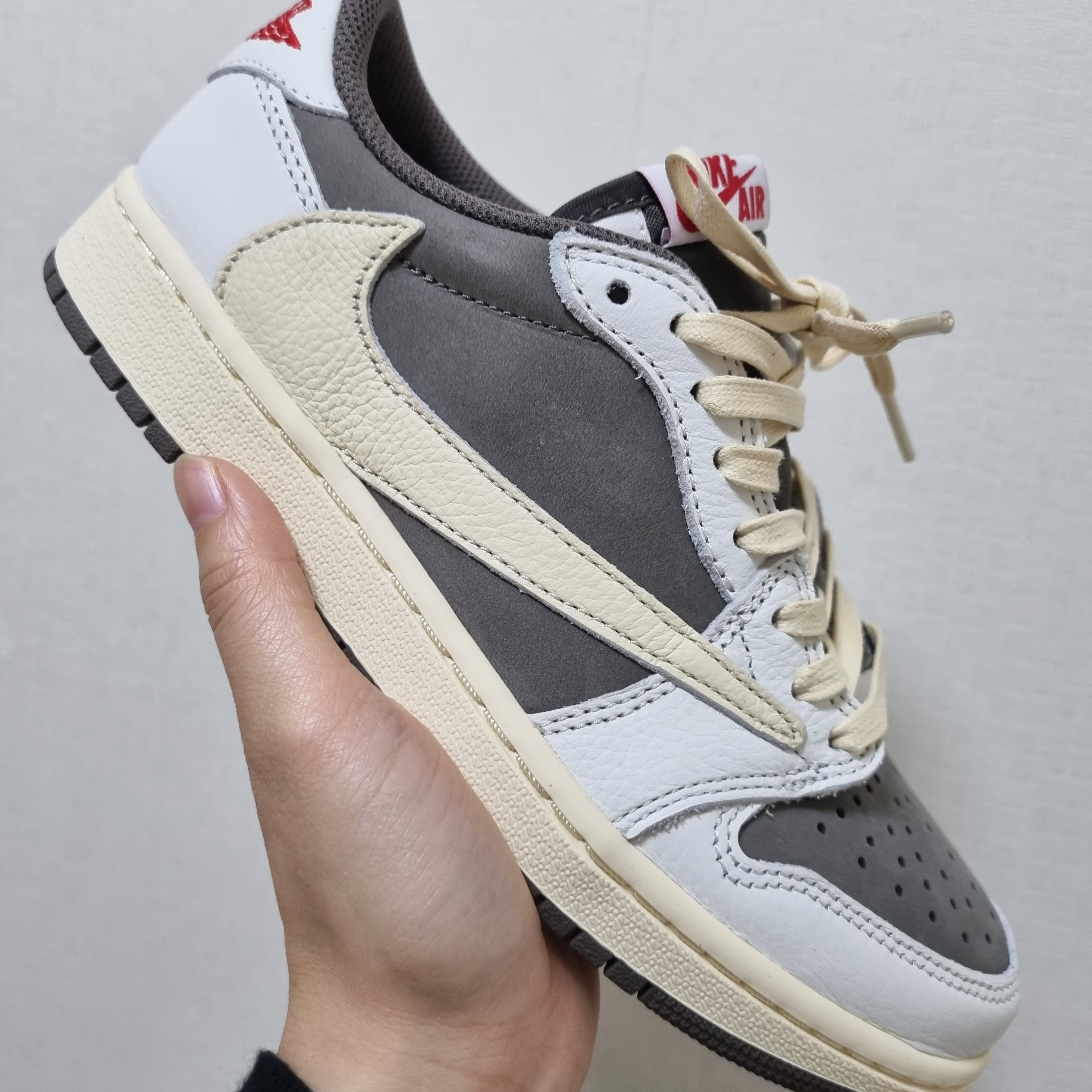 Jordan 1 x Travis Scott Retro Low OG SP Sail and Ridgerock 착용 스타일