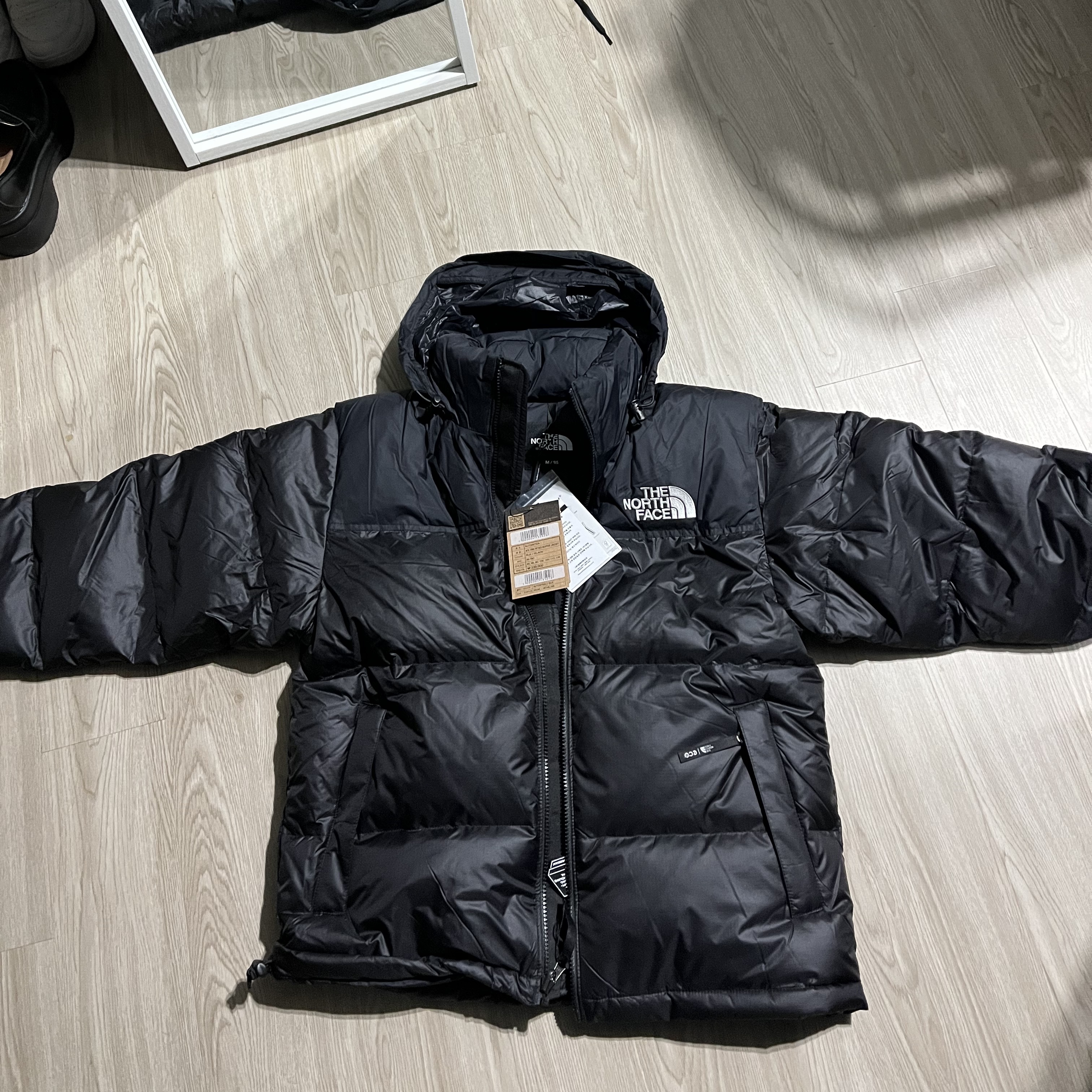 The North Face 1996 Eco Nuptse Jacket Black 착용 스타일 - 2