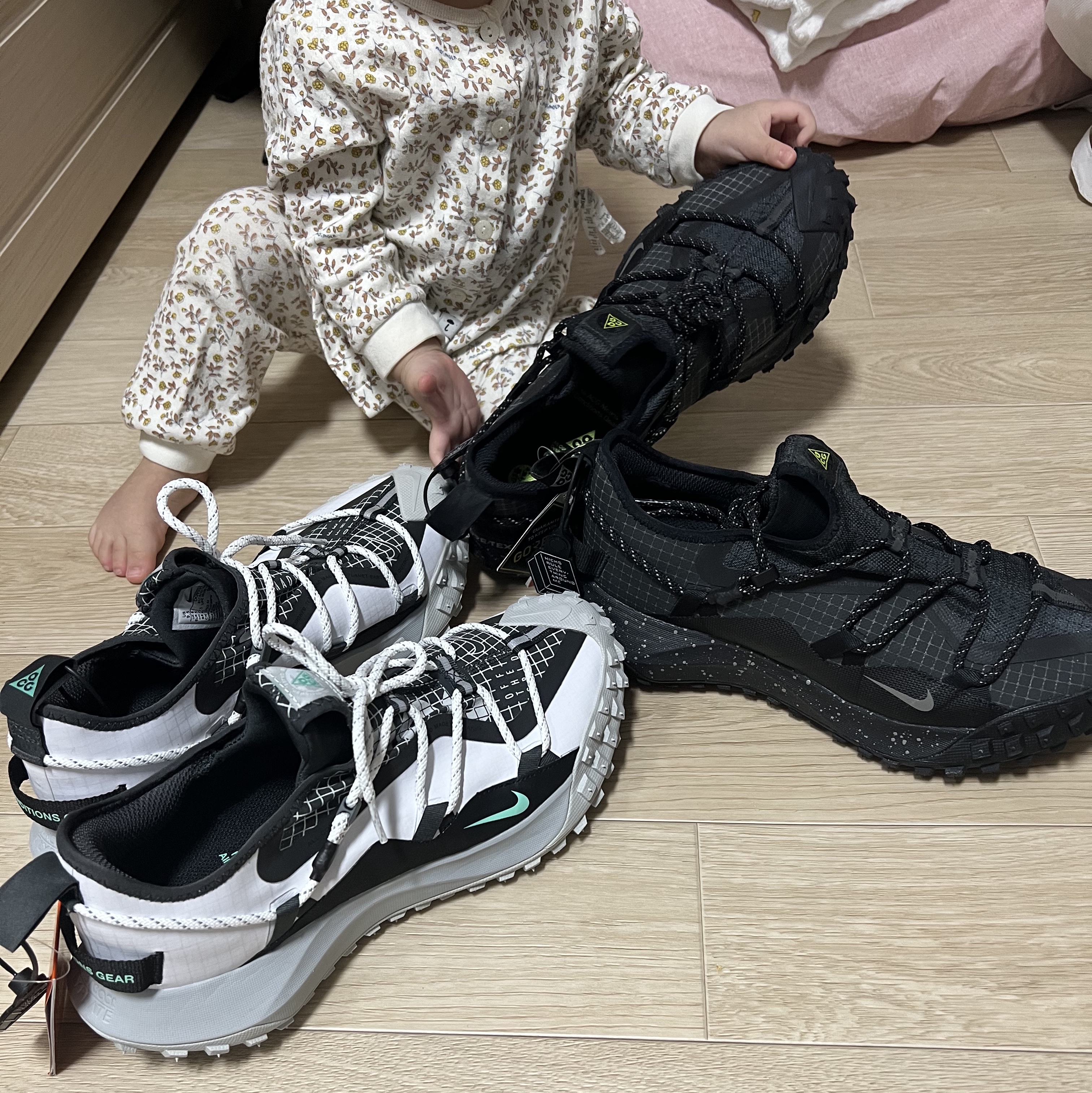 Nike ACG Mountain Fly Low Gore-Tex SE Dark Smoke Grey, Nike ACG Mountain Fly Low SE White and Black 착용 스타일