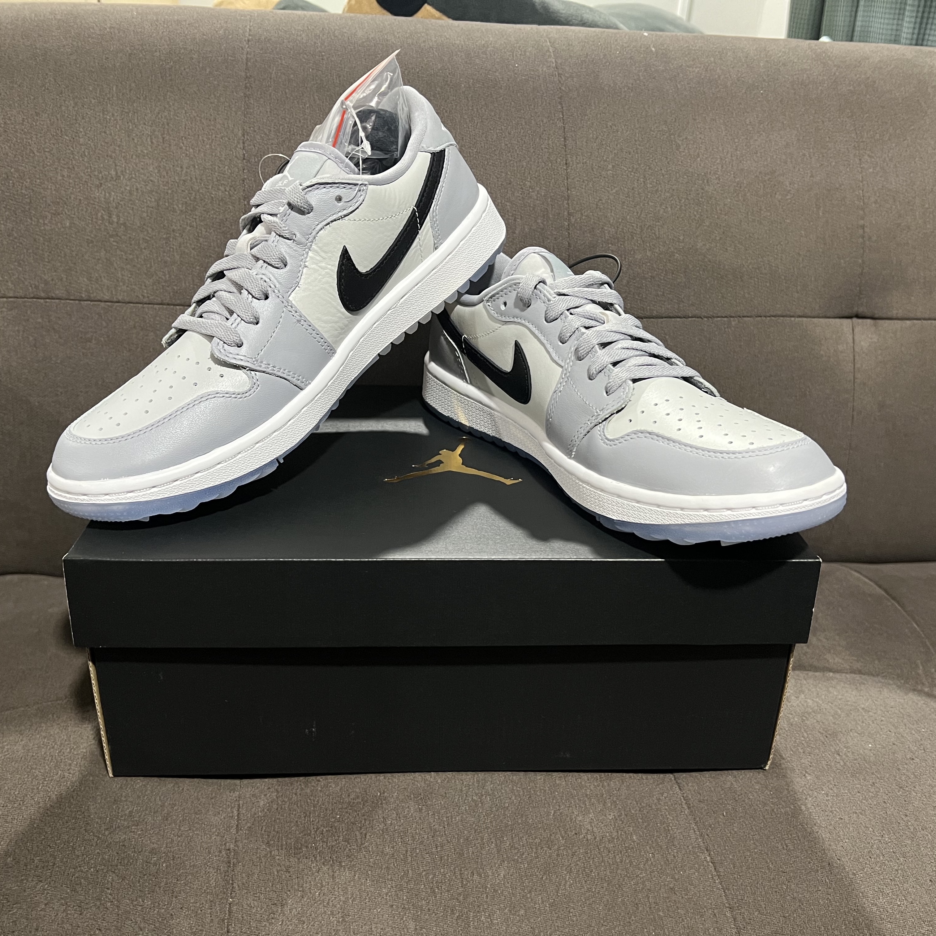 Jordan 1 Low Golf Wolf Grey, Apple AirPods Max Lightning Silver (Korean Ver.) 착용 스타일 - 3
