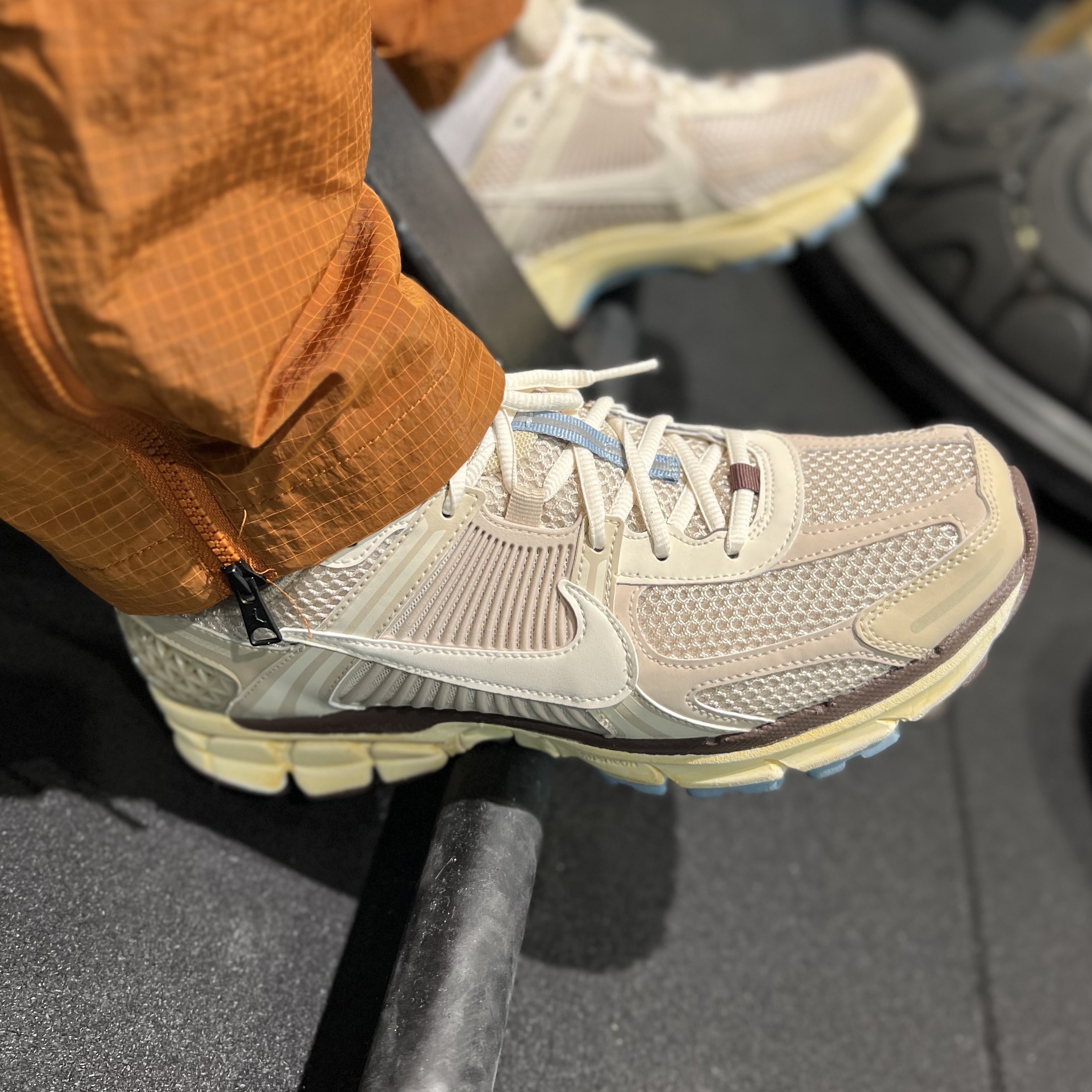 (W) Nike Zoom Vomero 5 Oatmeal 착용 스타일 - 2