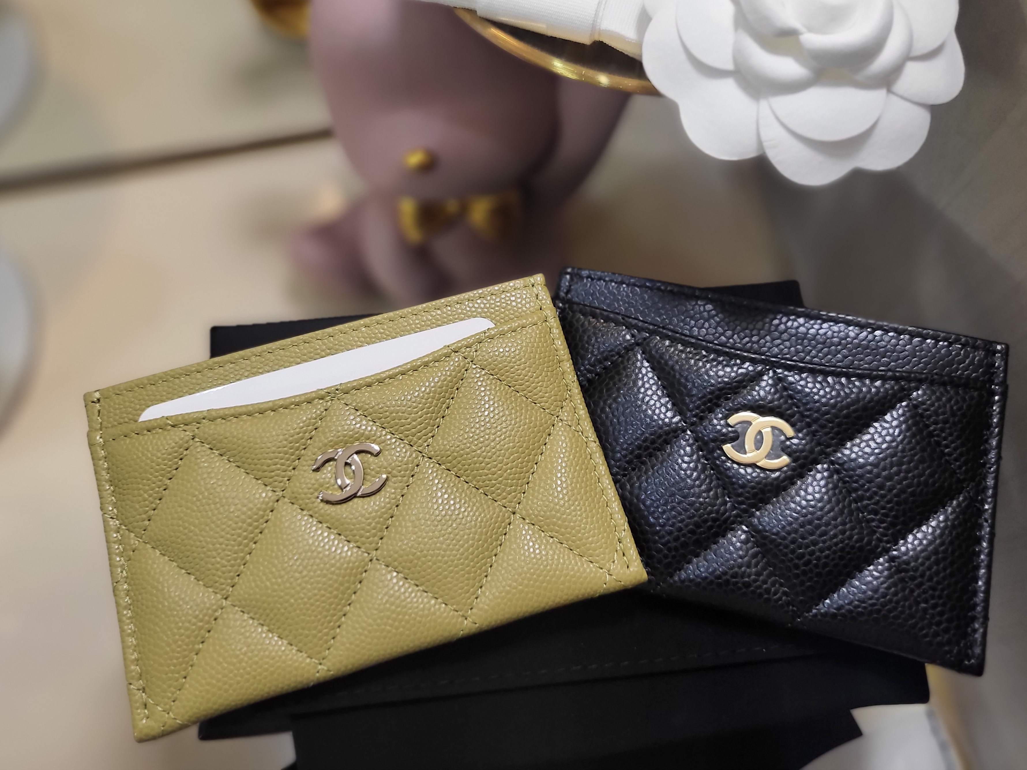 Chanel Classic Card Holder Grained Calfskin & Gold Black 착용 스타일
