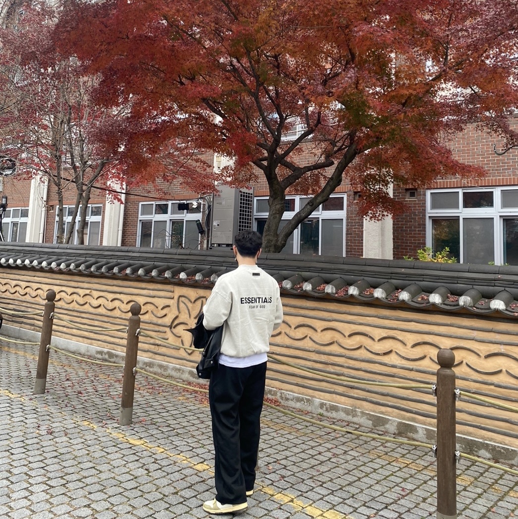 Essentials The Core Collection Crewneck Sweatshirt Light Oatmeal, Nike Dunk High Re-Raw Coriander 착용 스타일