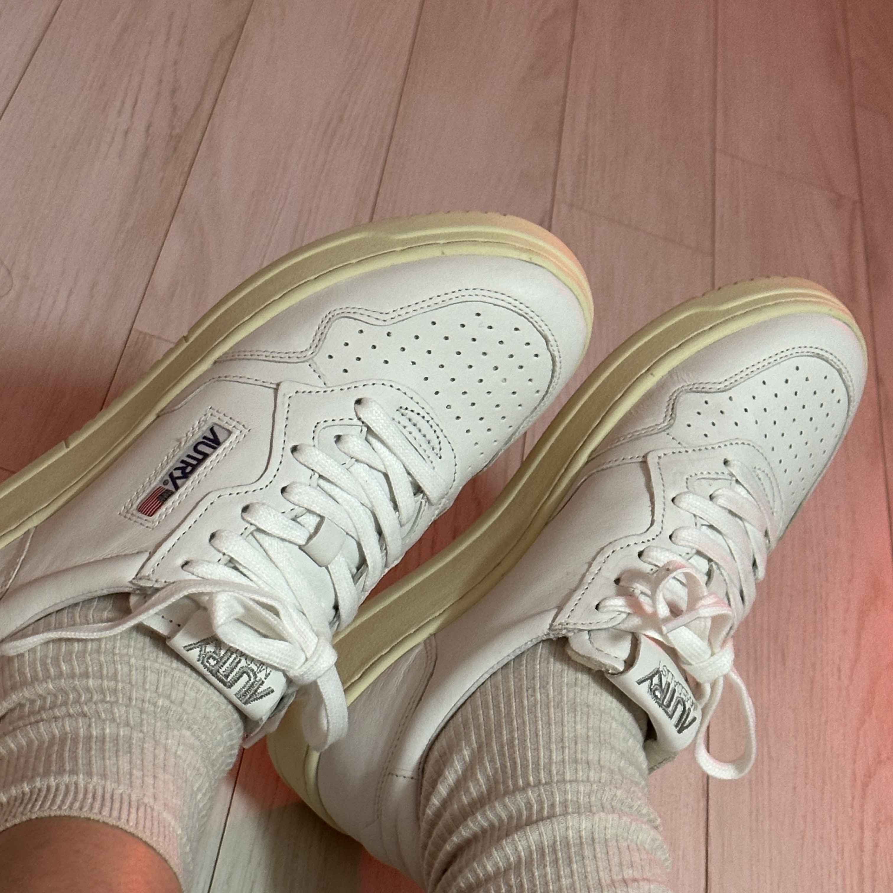 (W) Autry Medalist Low Goatskin Sneakers White 착용 스타일 - 4