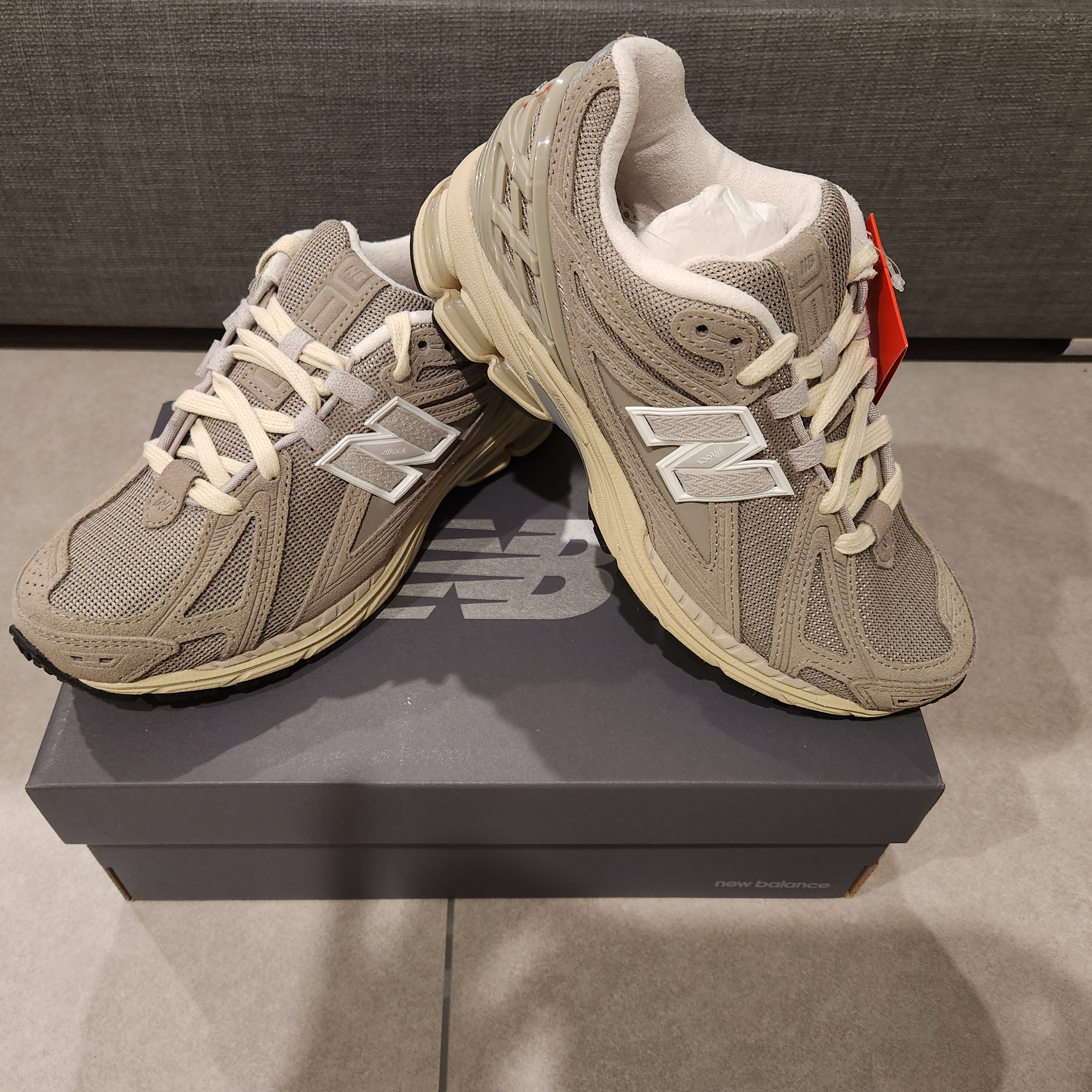 New Balance 1906R Charcoal Gray Bone 착용 스타일