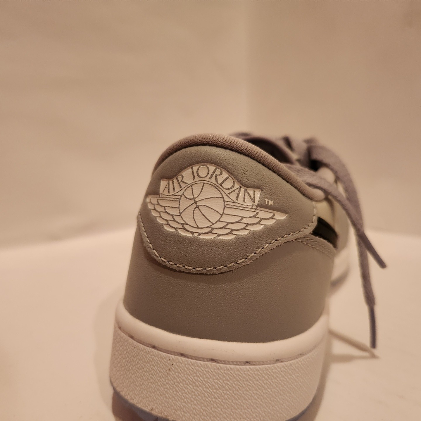 Jordan 1 Low Golf Wolf Grey 착용 스타일 - 3