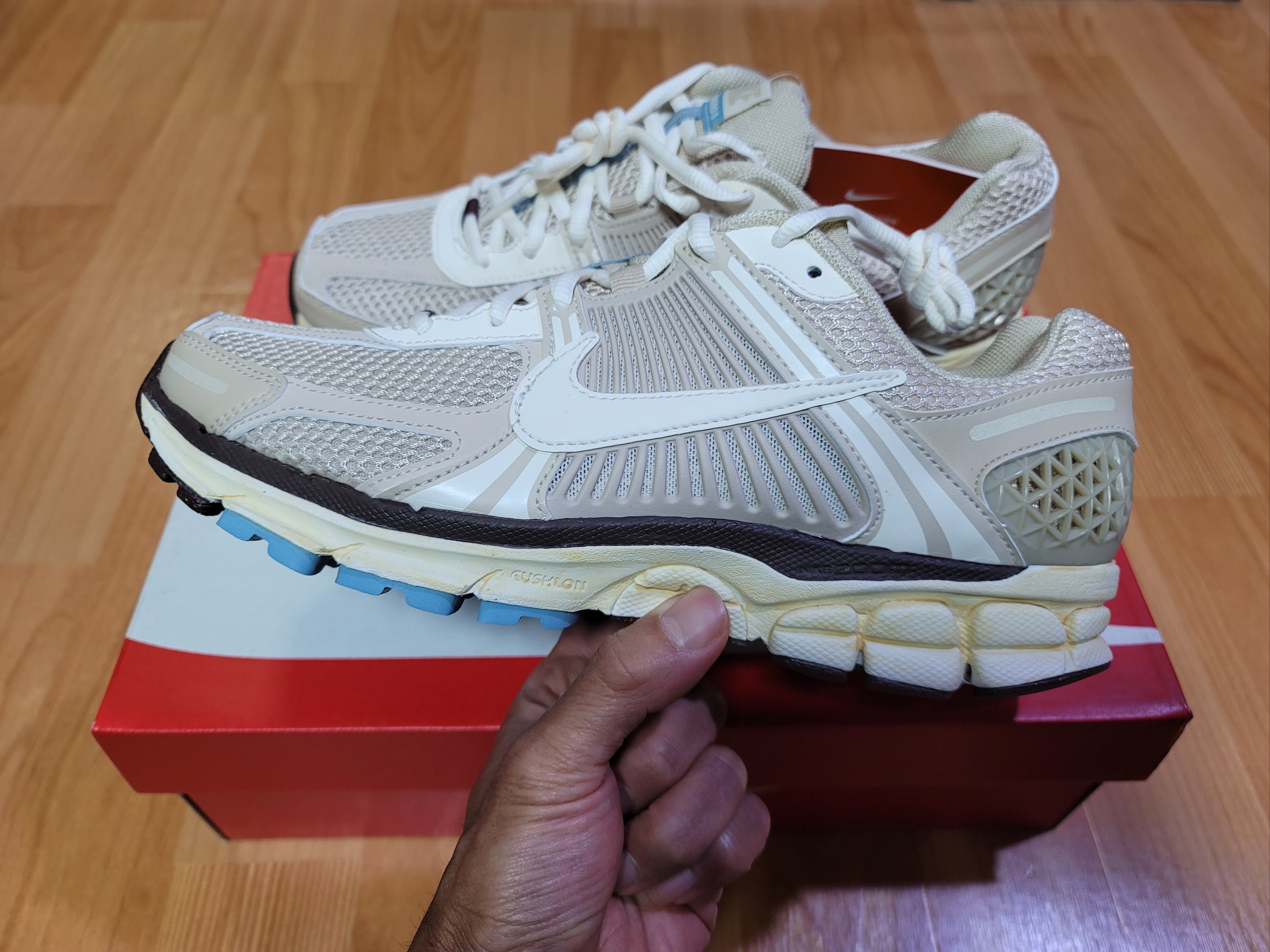(W) Nike Zoom Vomero 5 Oatmeal 착용 스타일 - 1