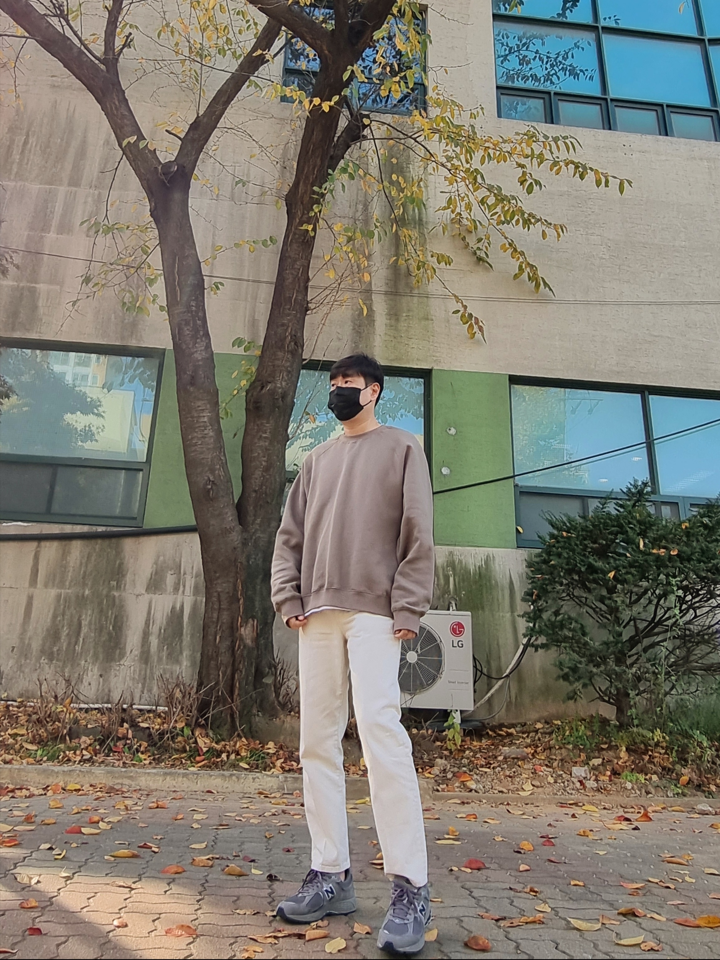 Essentials Pull-Over Crewneck Sweatshirt Taupe - 21SS, New Balance 2002R Gray 착용 스타일 - 1