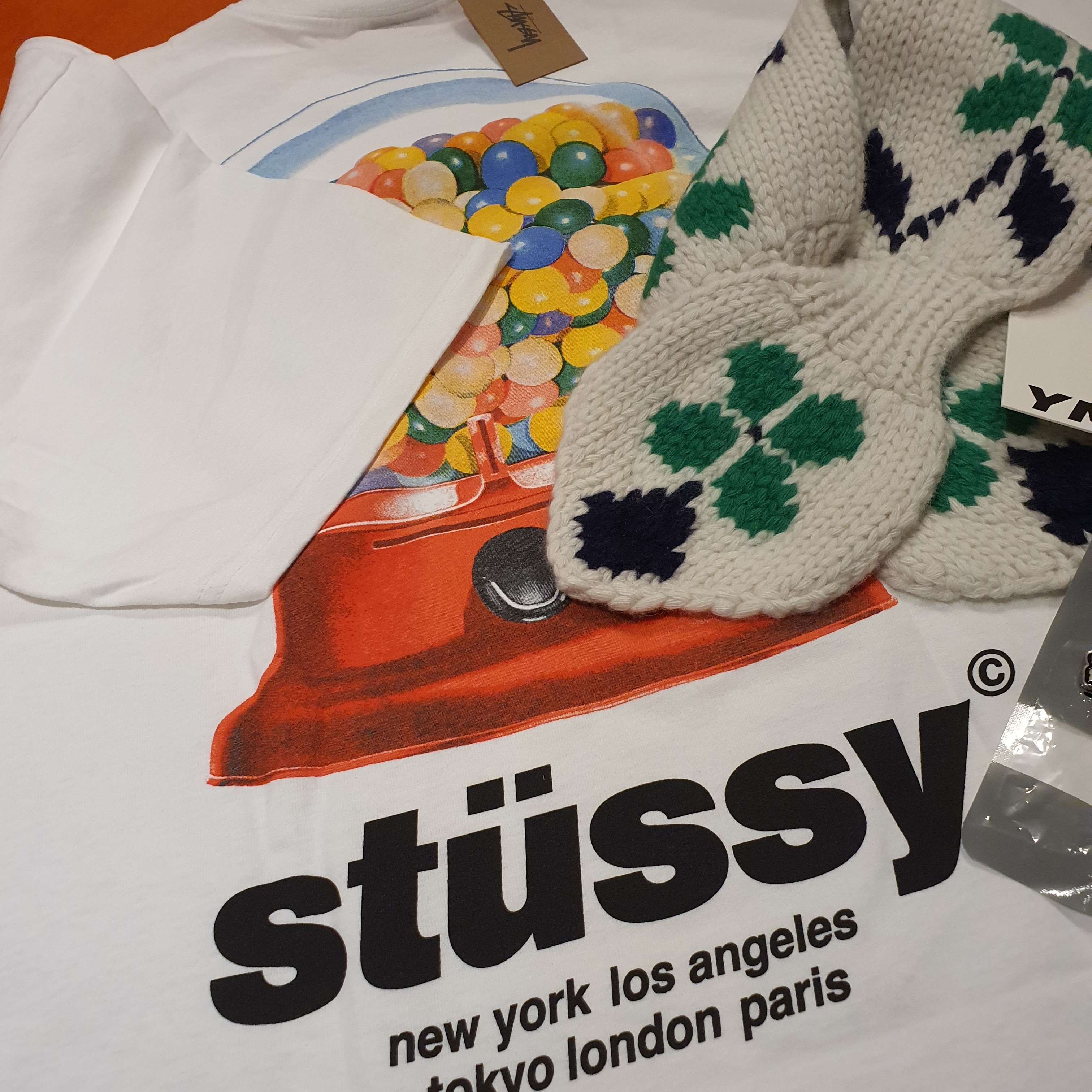 Stussy Gumball T-Shirt White, Human Made Flying Duck Keyring Silver 착용 스타일 - 1