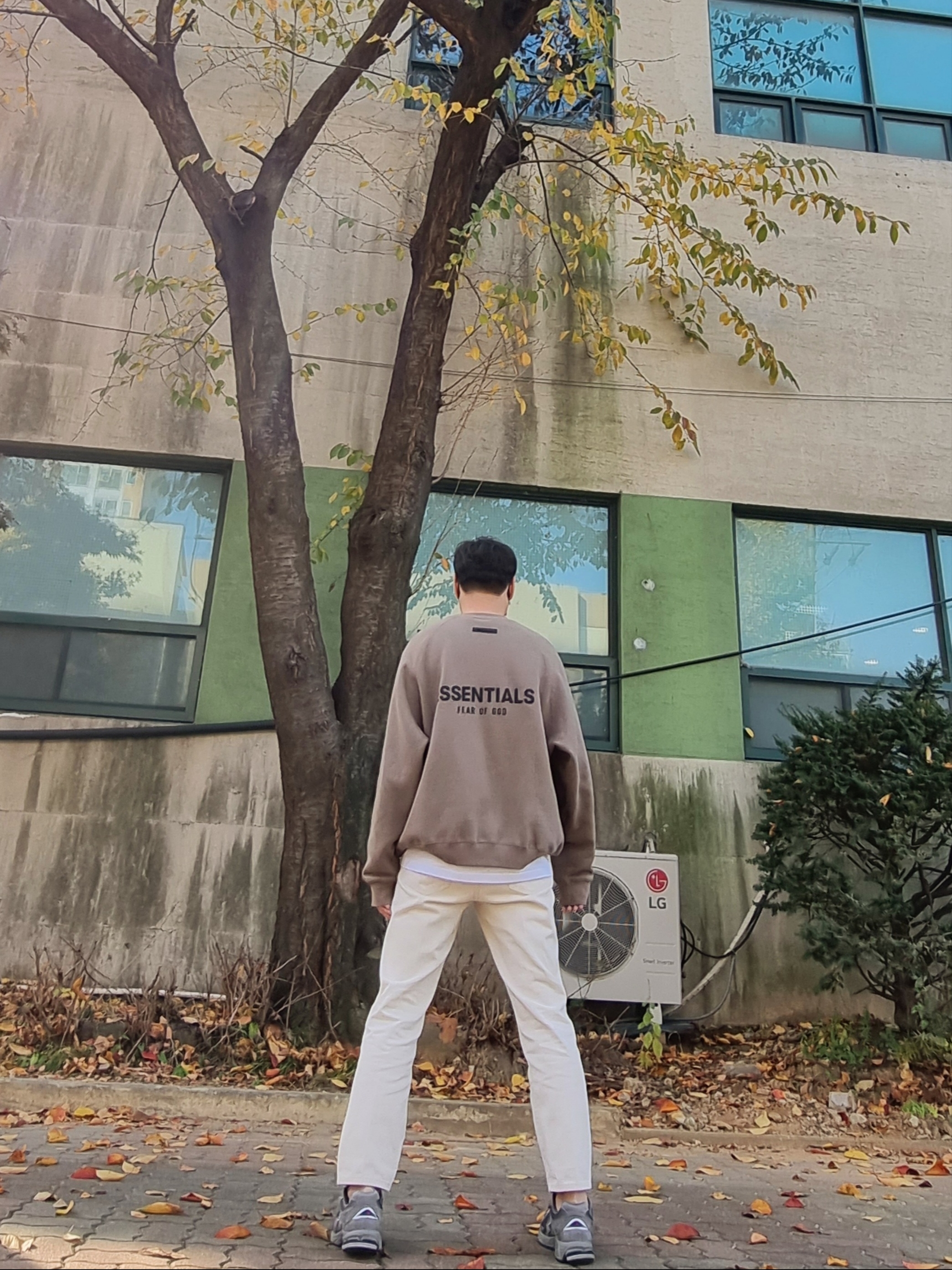 Essentials Pull-Over Crewneck Sweatshirt Taupe - 21SS, New Balance 2002R Gray 착용 스타일 - 2