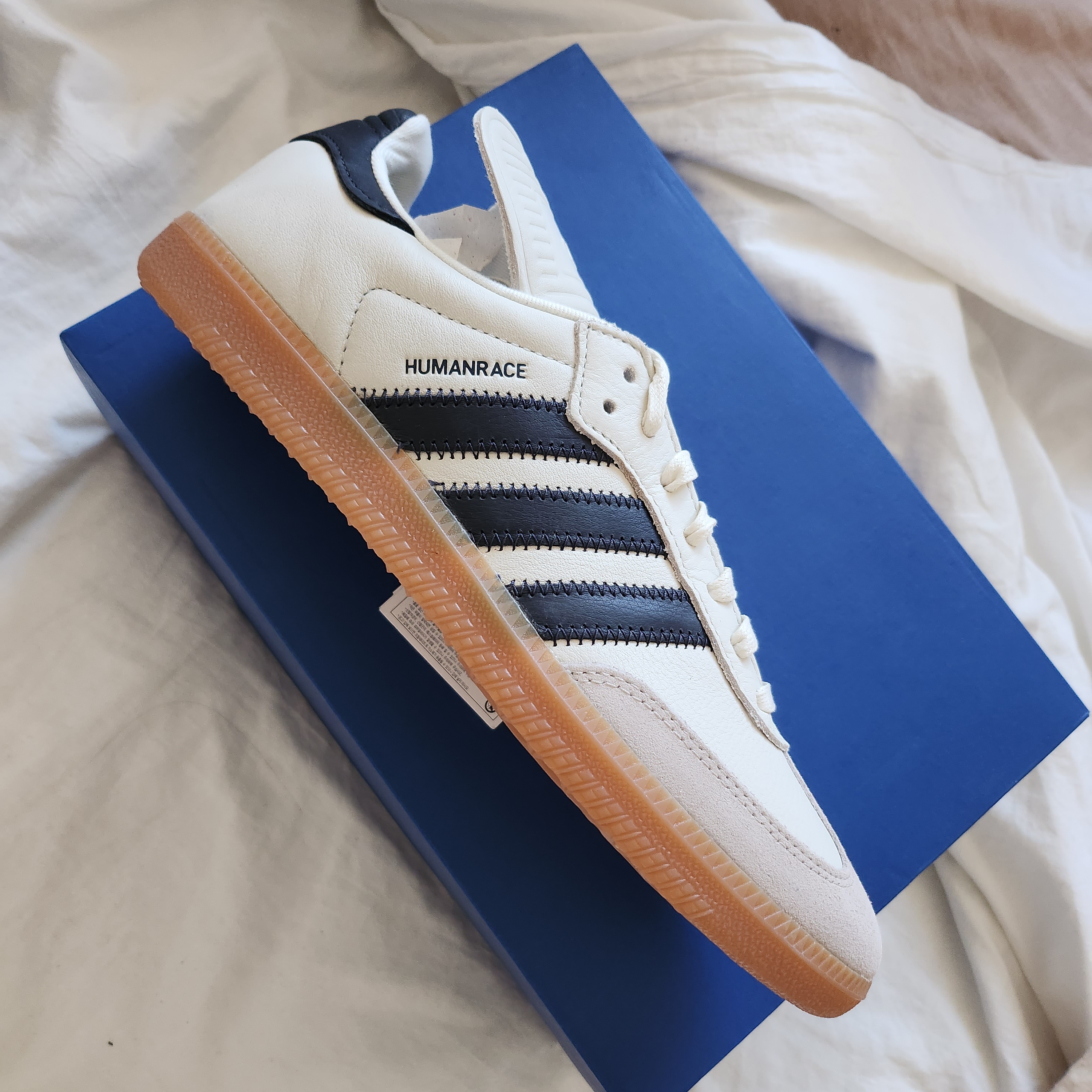 Adidas x Pharrell Williams Humanrace Samba Cloud White Night Grey 착용 스타일 - 3