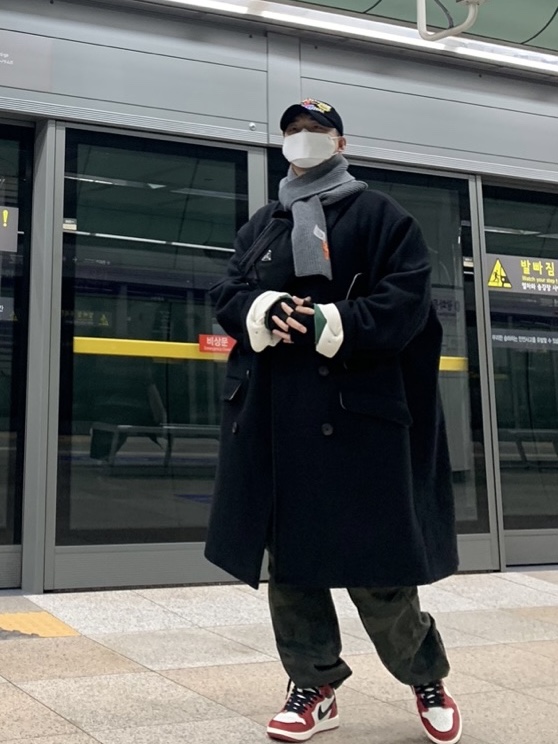 Jordan 1 Retro High OG Chicago 2022, Prada Re-Nylon and Brushed Leather Belt Bag Black 착용 스타일 - 1