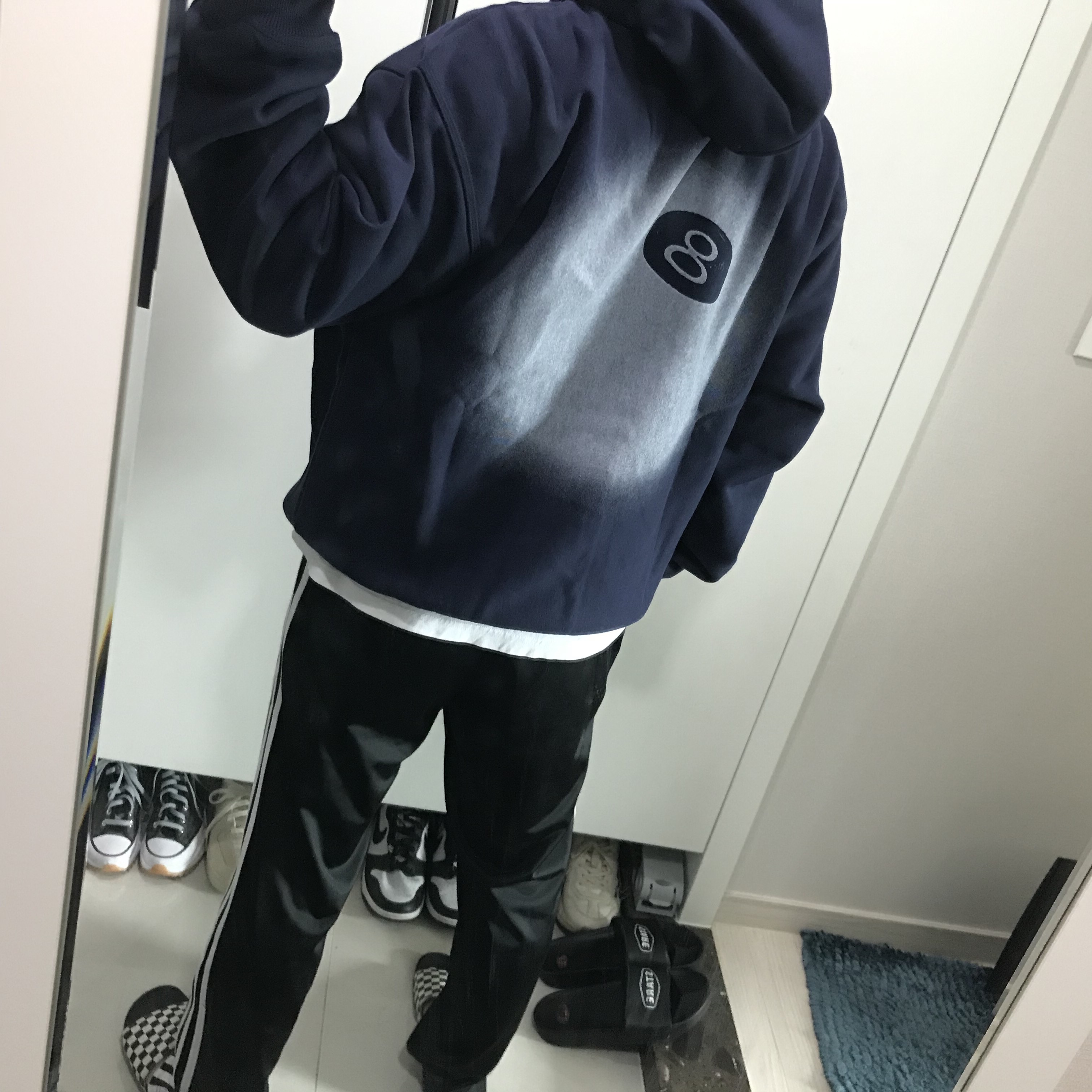 Stussy 8 Ball Fade Hoodie Navy 착용 스타일