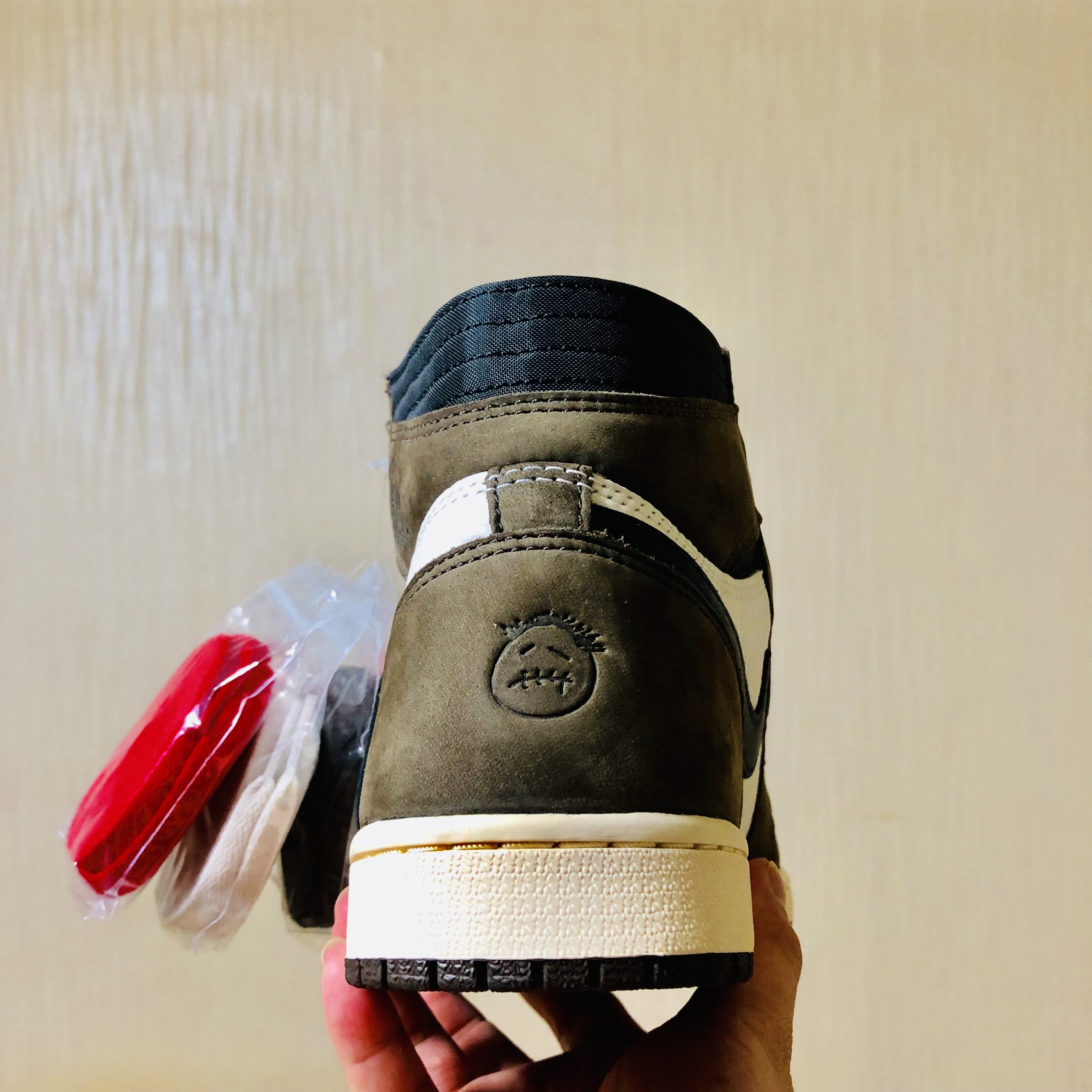 Jordan 1 x Travis Scott Retro High OG SP Mocha 착용 스타일 - 5