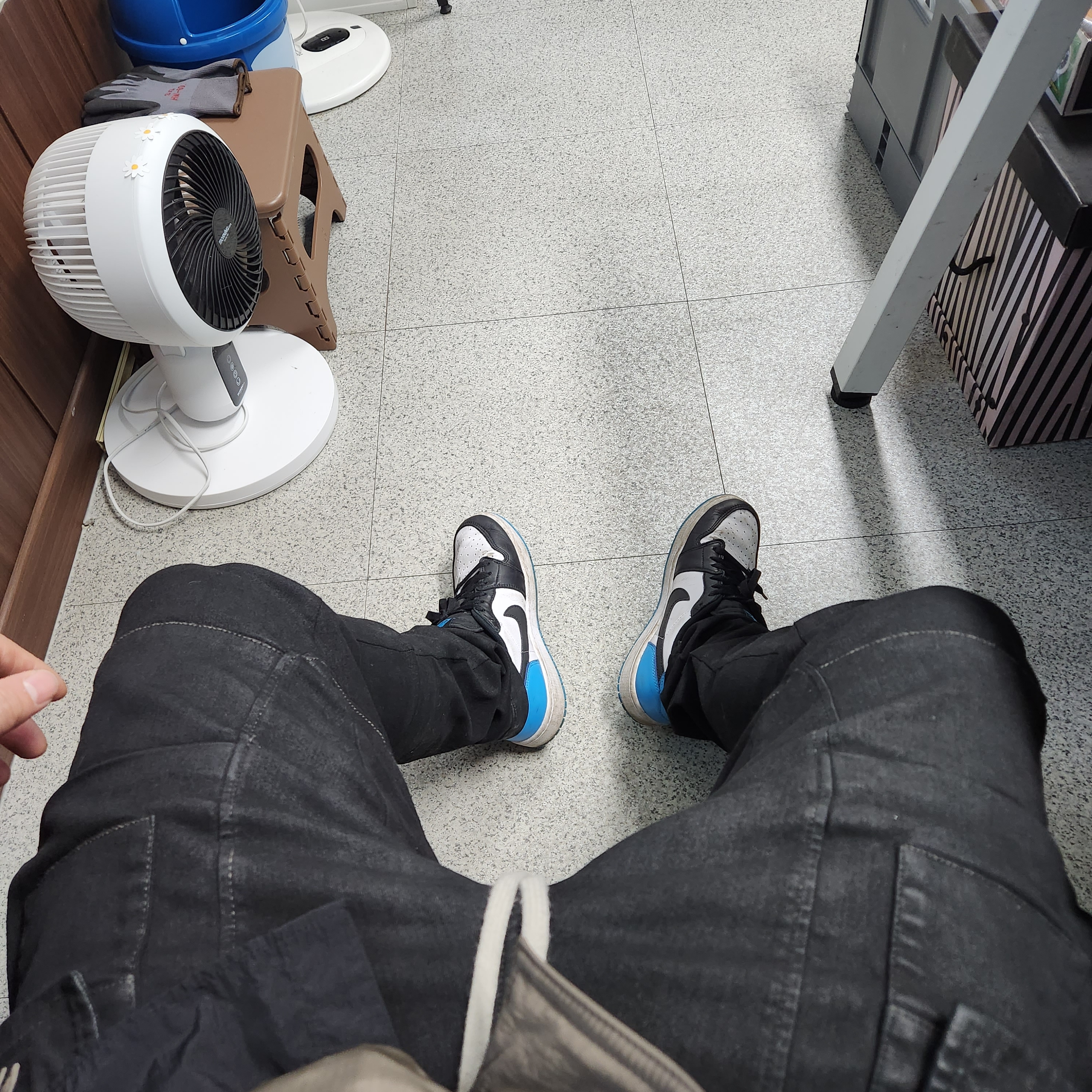 Jordan 1 Retro Low OG Black and Dark Powder Blue 착용 스타일