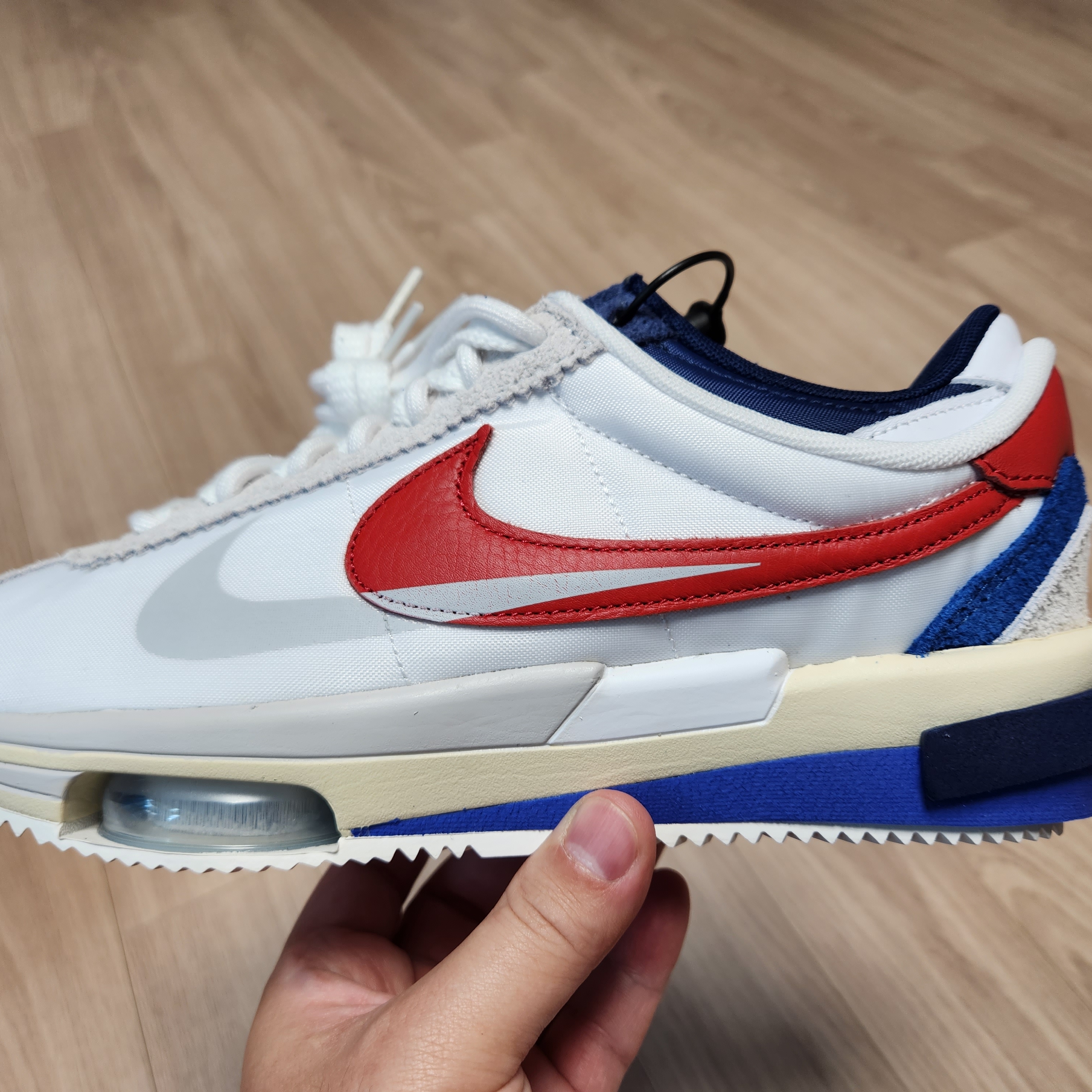 Nike x Sacai Zoom Cortez SP White and University Red 착용 스타일 - 2