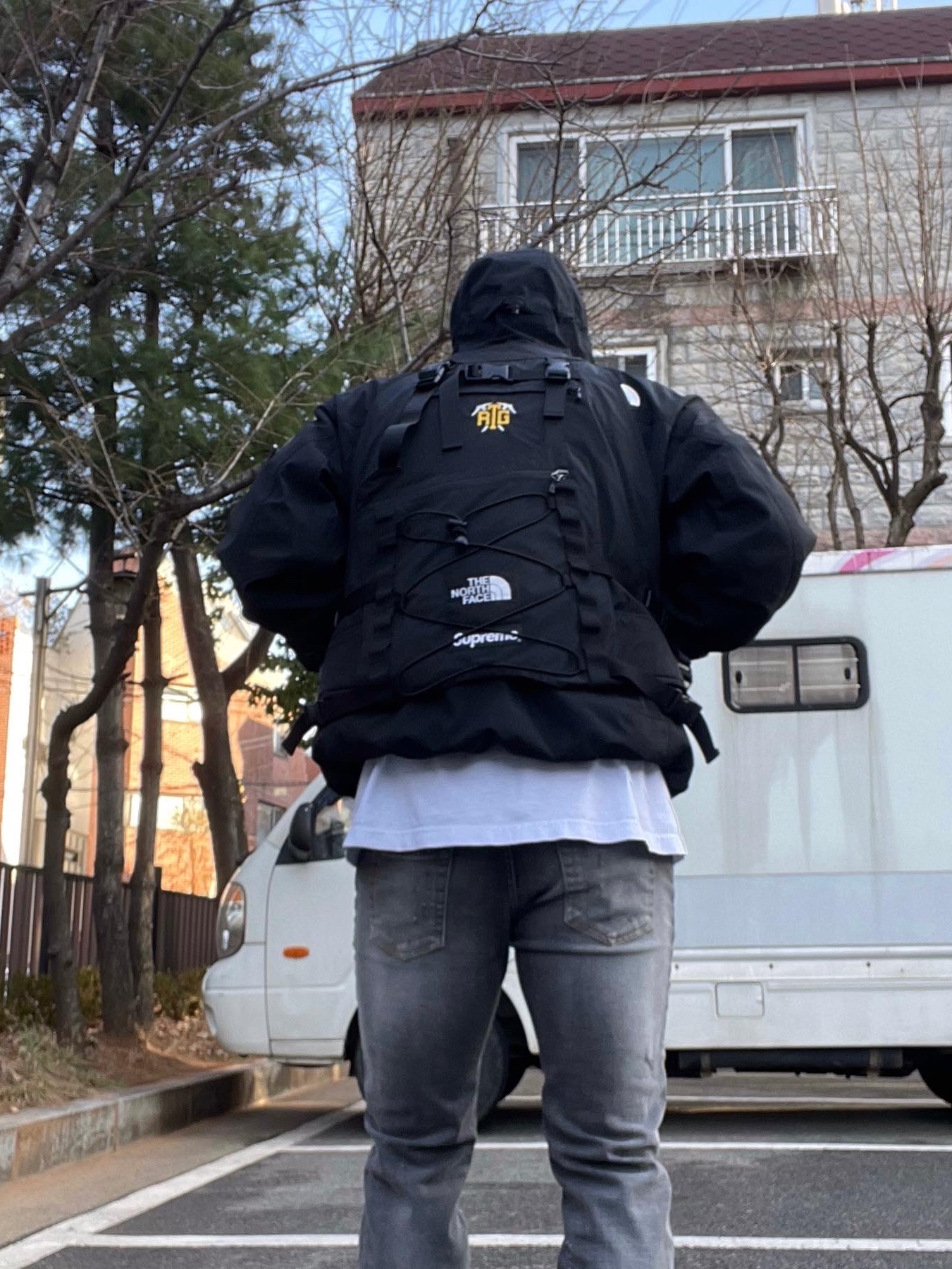 Undermycar Legion.03 Slim Fit Blue Stitch Washed Jeans Washed Gray, Supreme x The North Face RTG Jacket + Vest Black - 20SS 착용 스타일 - 5