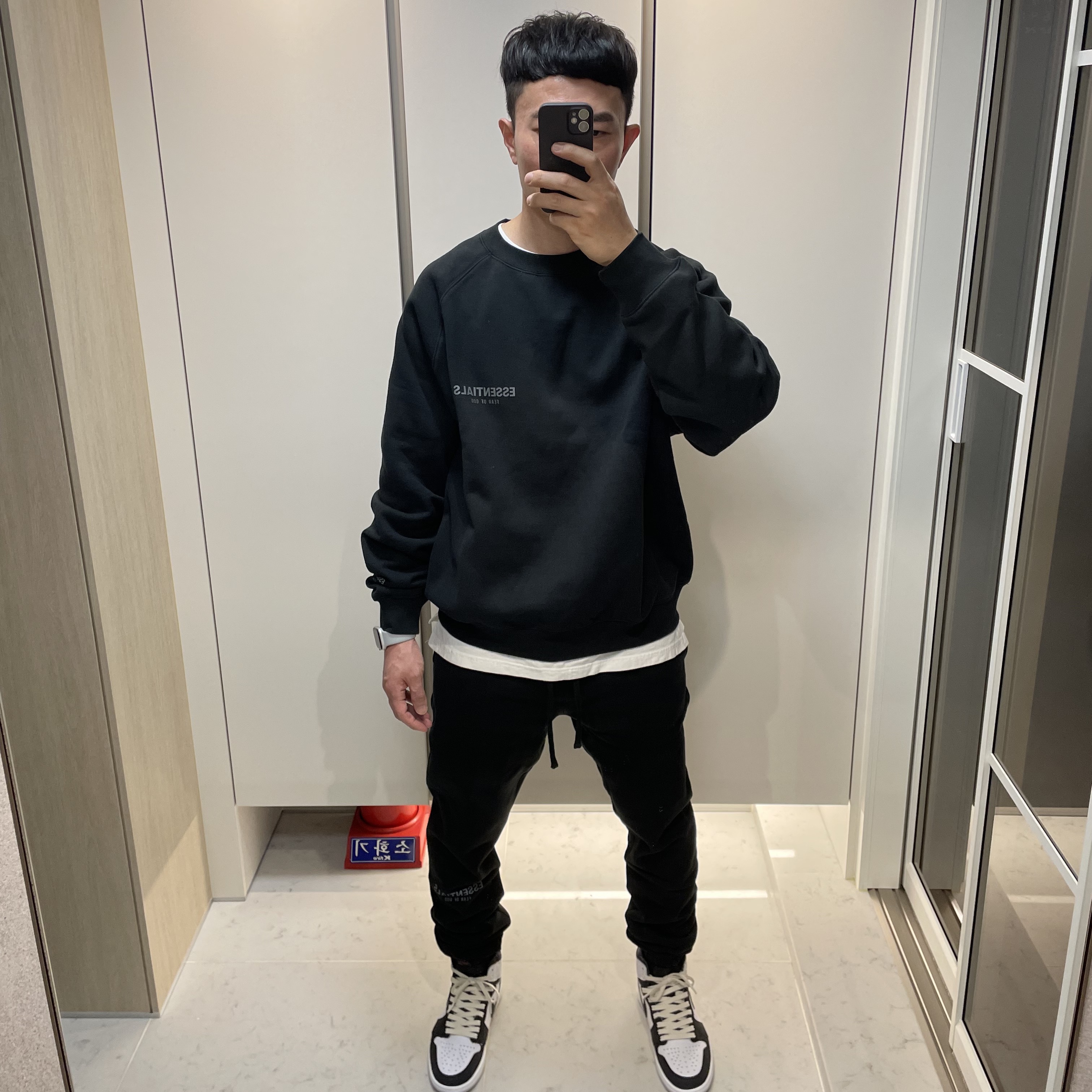 Essentials The Core Collection Sweatpants Black, Essentials The Core Collection Crewneck Sweatshirt Stretch Limo 착용 스타일