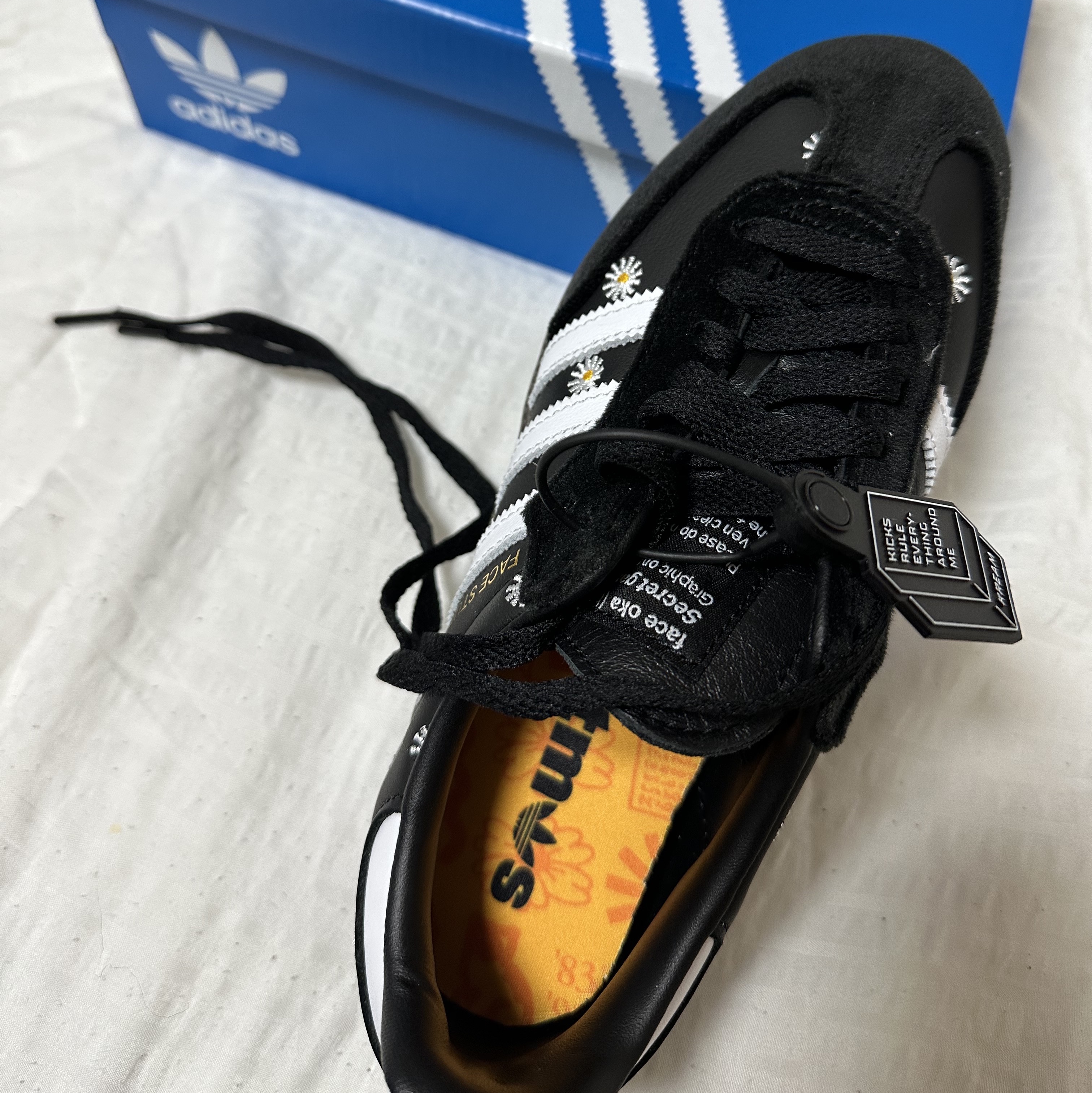 Adidas x Atmos x Face Samba OG Core Black 착용 스타일 - 3