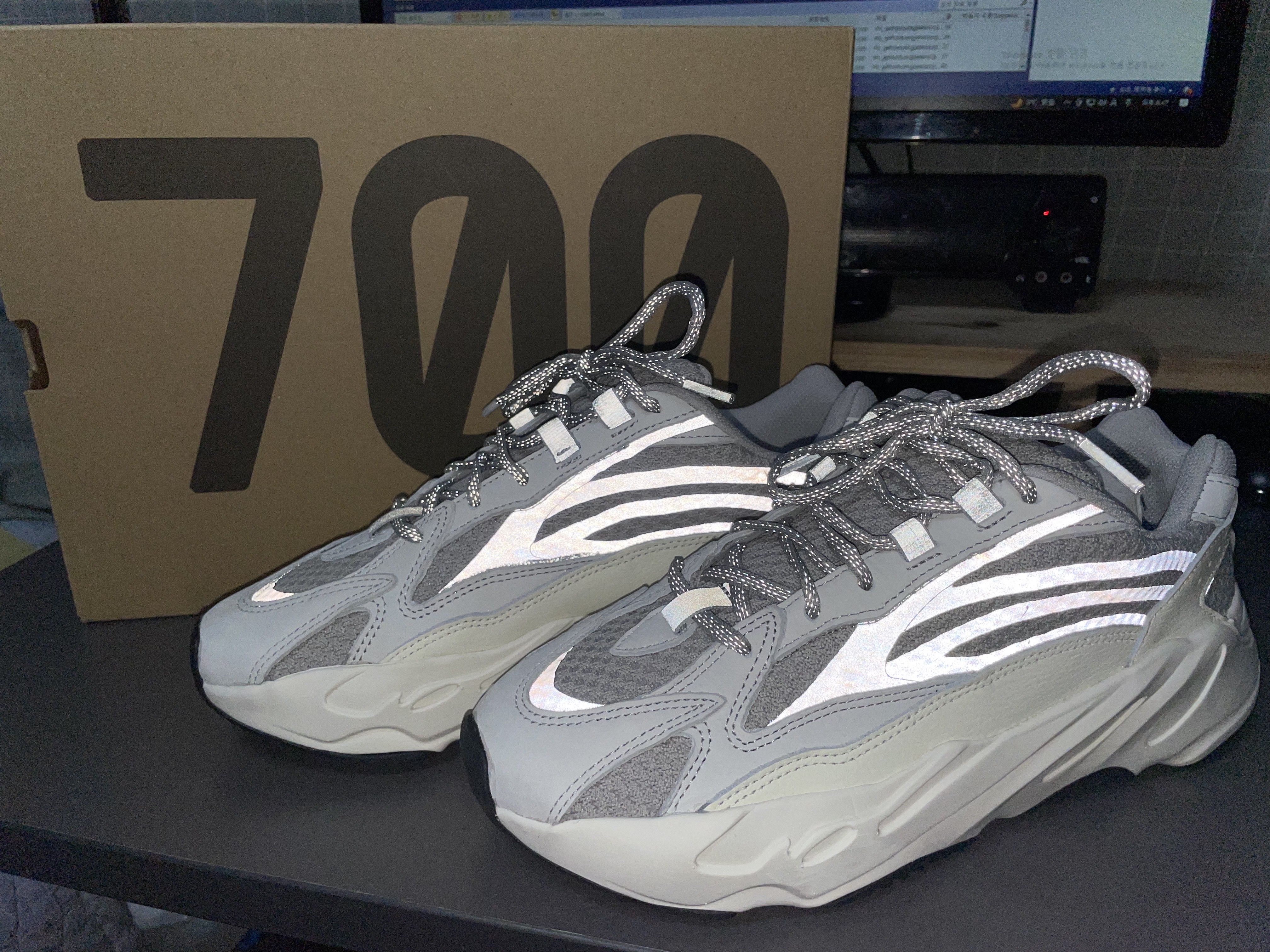 Adidas Yeezy Boost 700 V2 Static 2022 착용 스타일