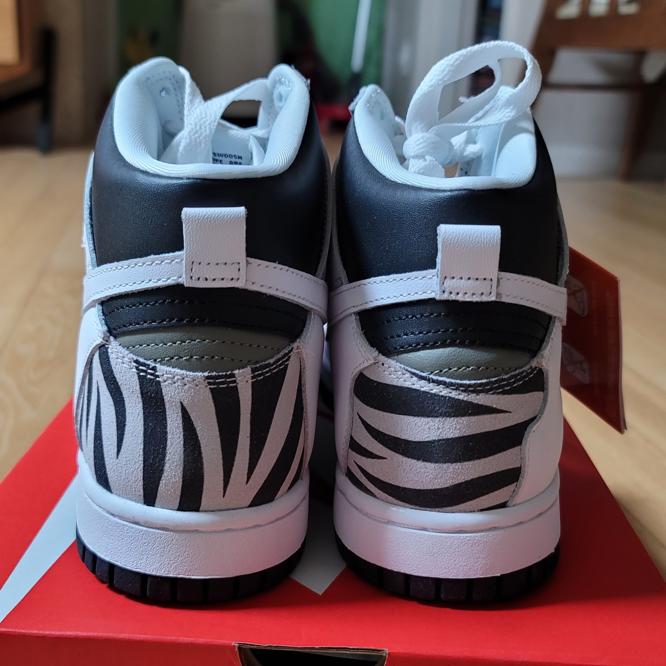 (W) Nike Dunk High LX White and Black 착용 스타일 - 3