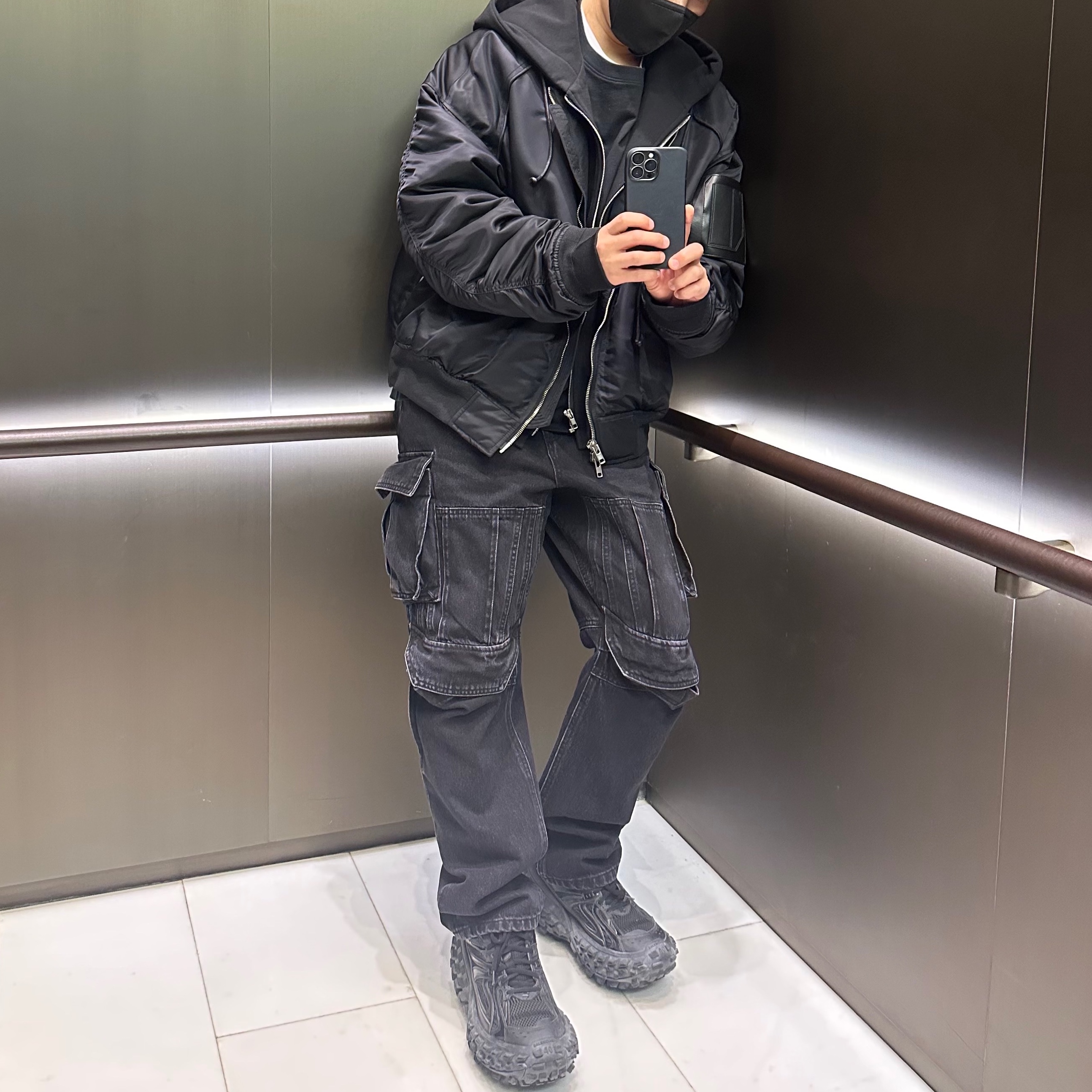 Juun.J Detachable Hood MA-1 Jumper Black - 22SS, Juun.J Military Cargo Zipped Denim Regular Pants Black 착용 스타일 - 1