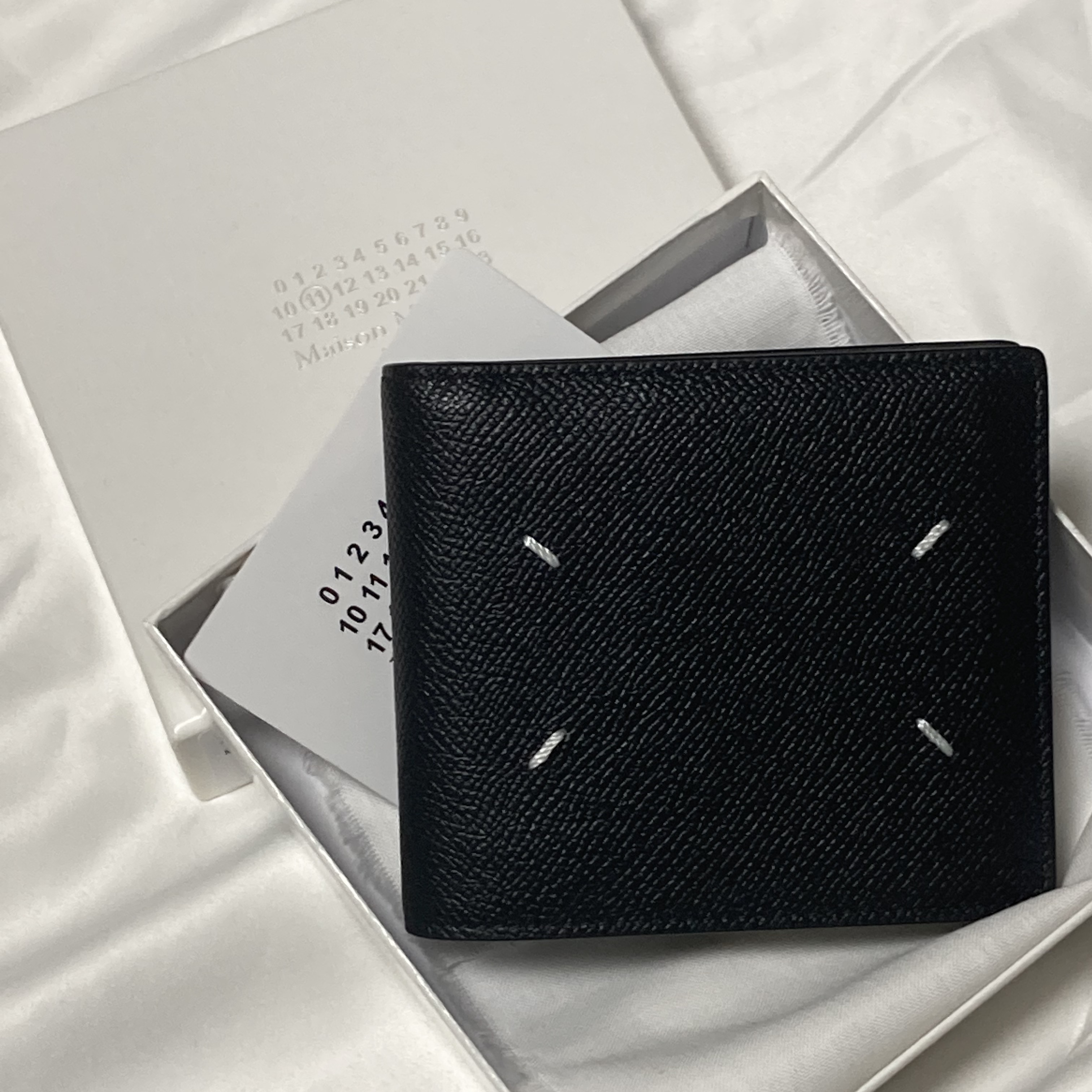 Maison Margiela Bovine Leather Bi-Fold Wallet Black 착용 스타일
