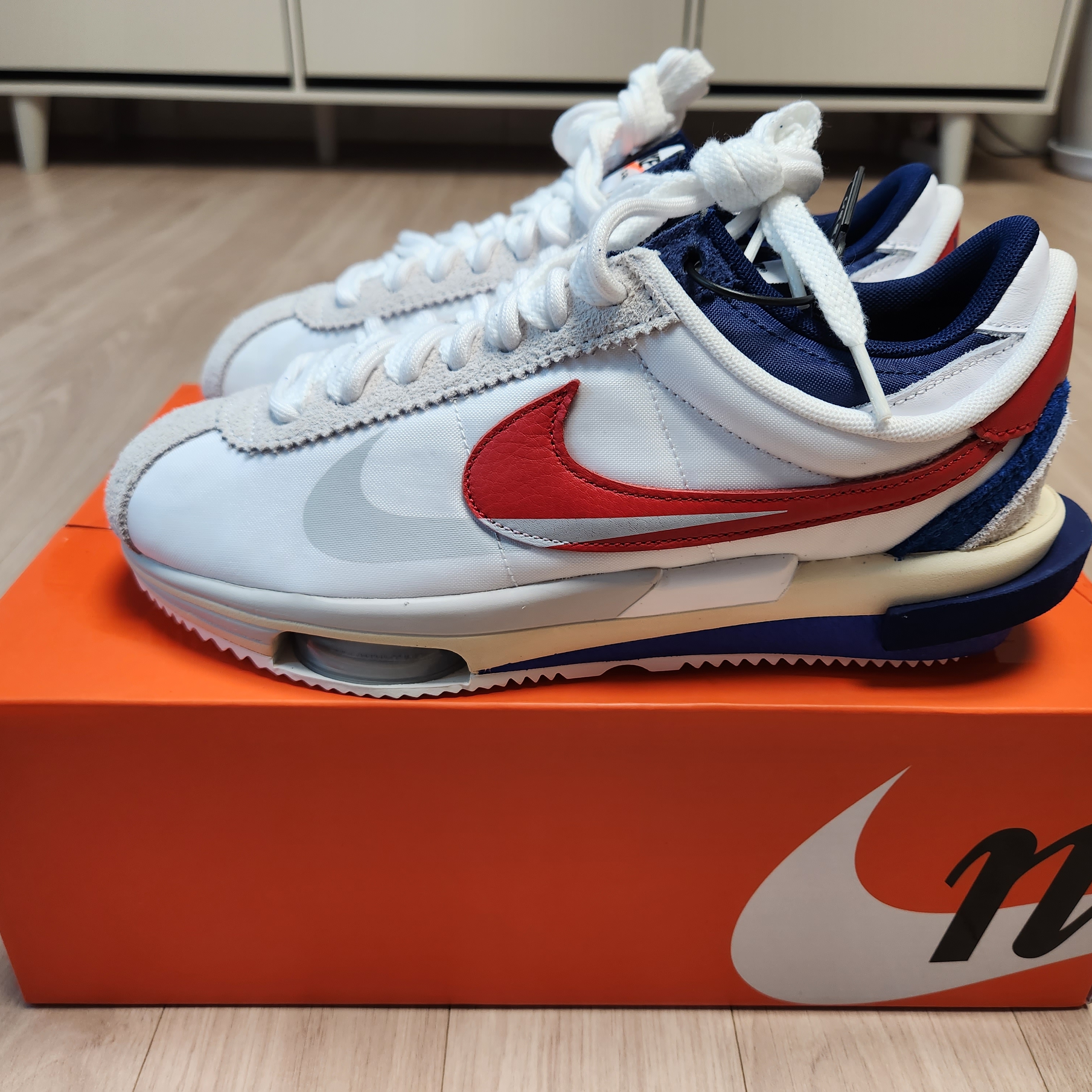 Nike x Sacai Zoom Cortez SP White and University Red 착용 스타일 - 1