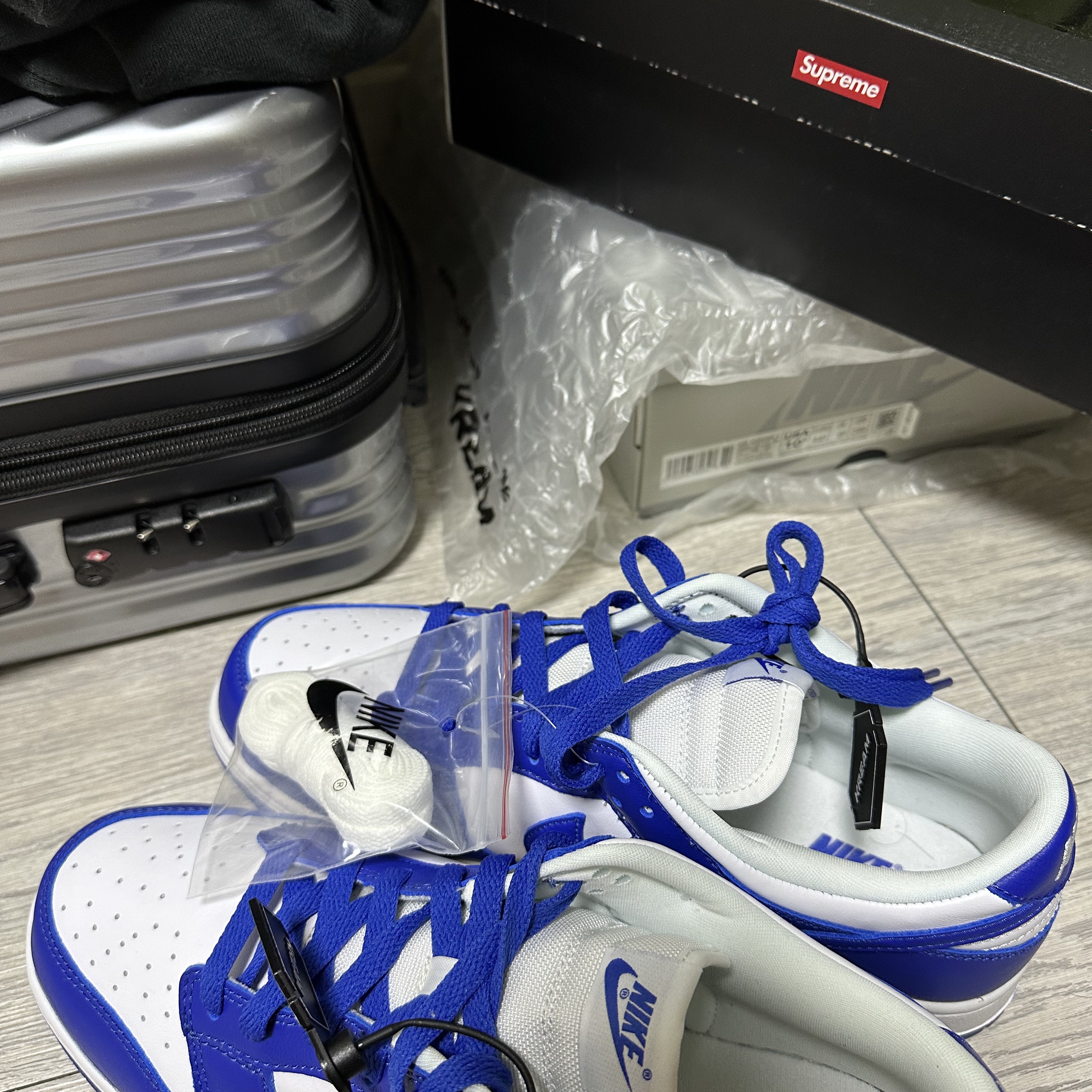 Nike Dunk Low SP Kentucky 2022, Jordan 1 Retro High OG CO.JP Midnight Navy 착용 스타일 - 2