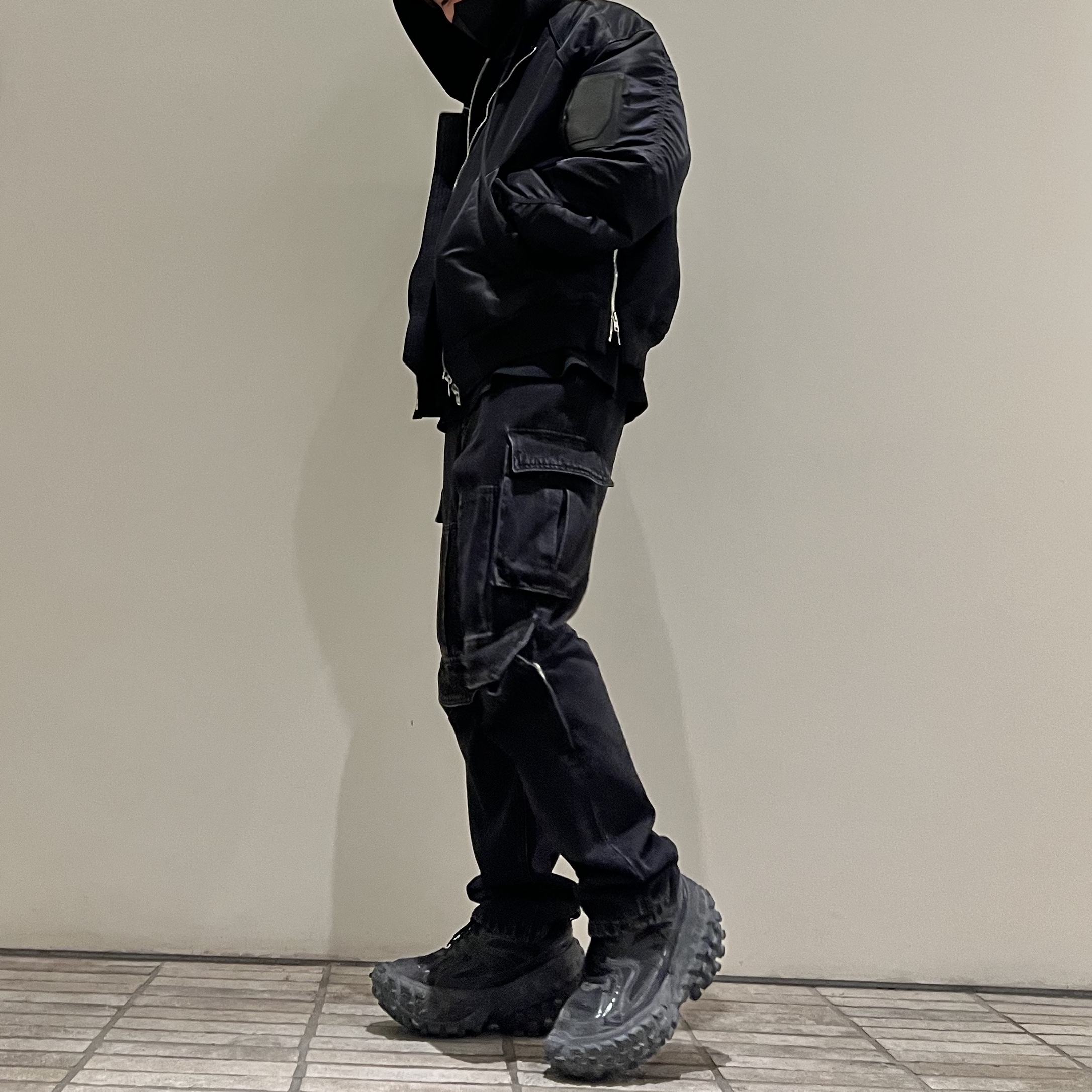 Juun.J Detachable Hood MA-1 Jumper Black - 22SS, Juun.J Military Cargo Zipped Denim Regular Pants Black 착용 스타일 - 2