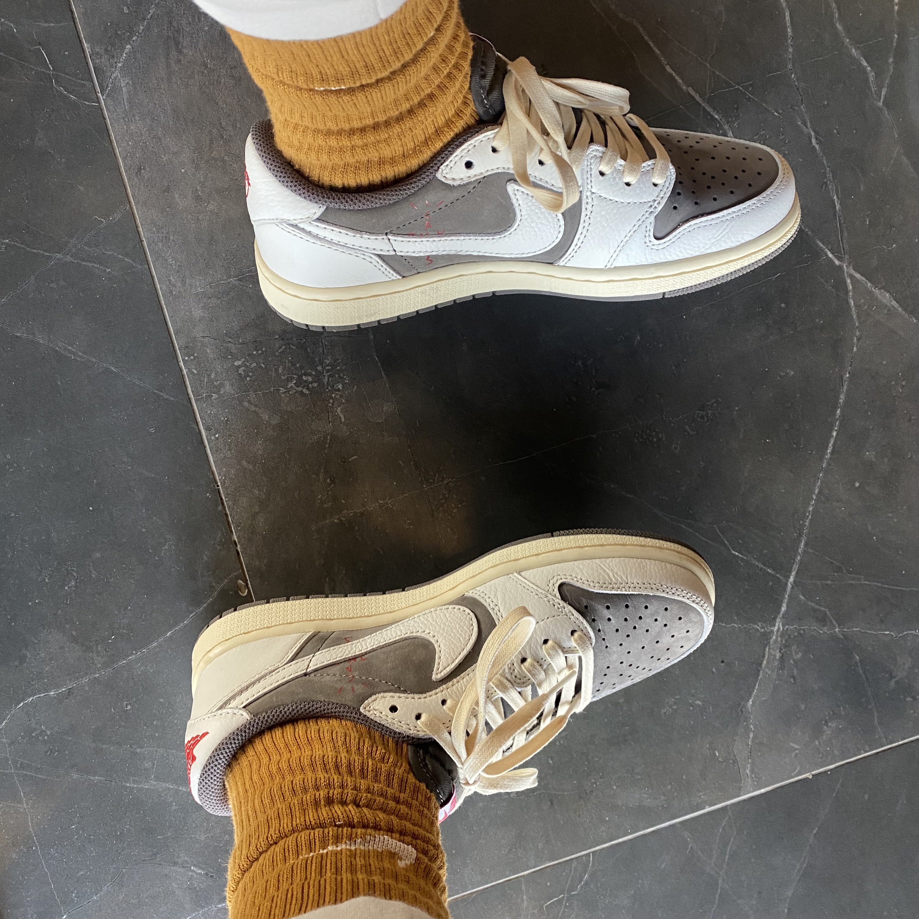 Jordan 1 x Travis Scott Retro Low OG SP Sail and Ridgerock 착용 스타일 - 3