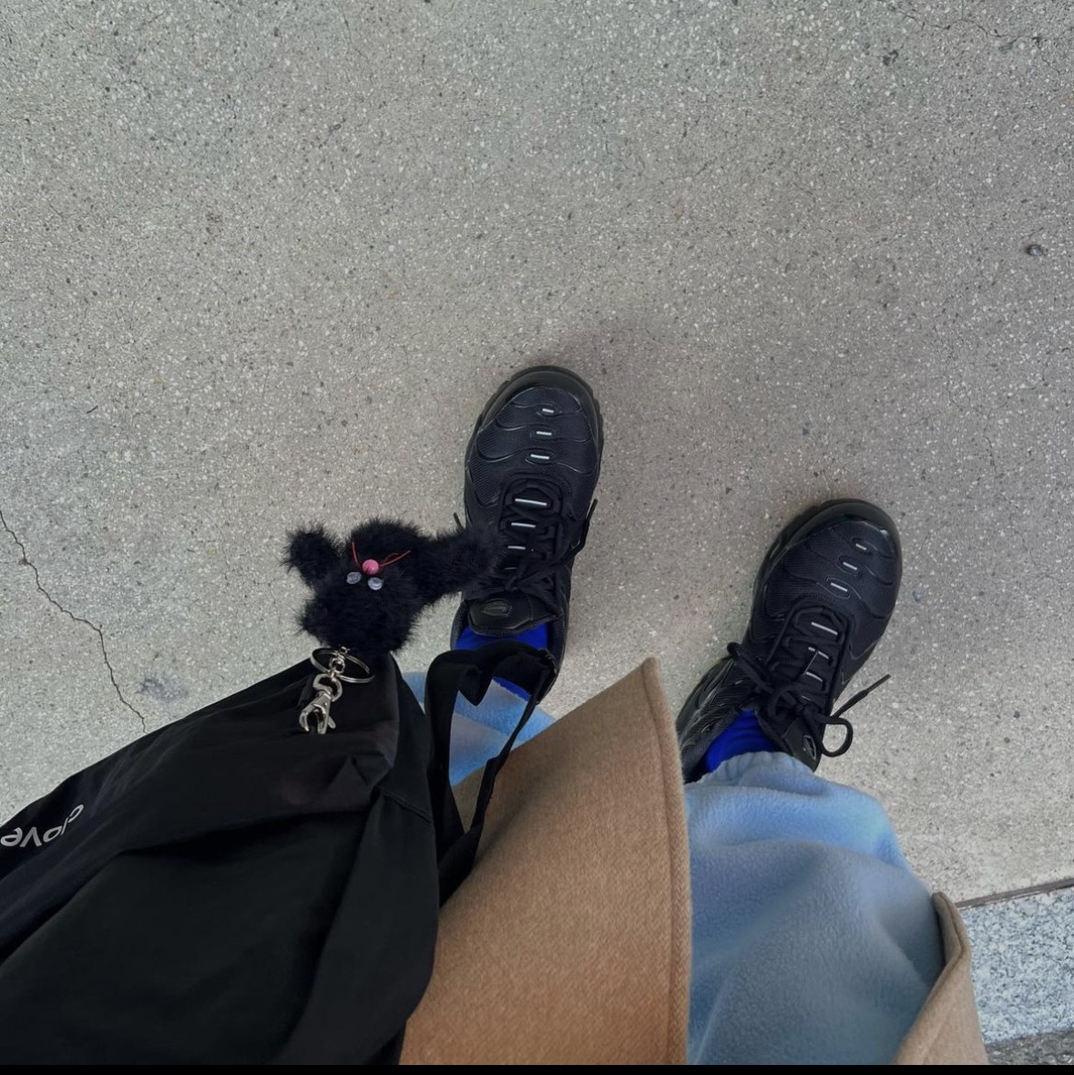 (GS) Nike Air Max Plus Triple Black 착용 스타일 - 4