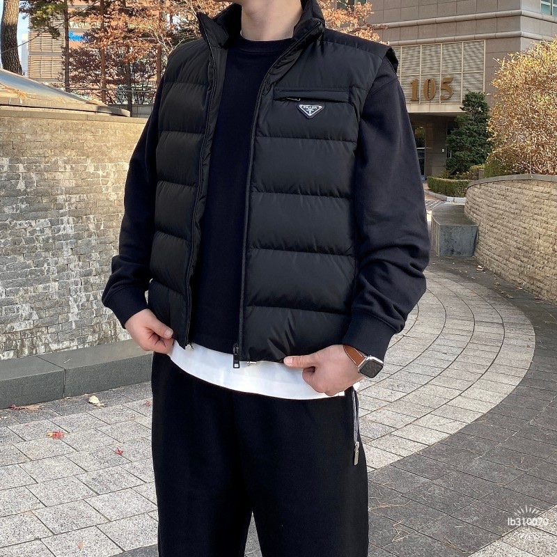 Prada Re-Nylon Down Vest Black, Alexander McQueen Oversized Sneakers Black White 착용 스타일 - 3